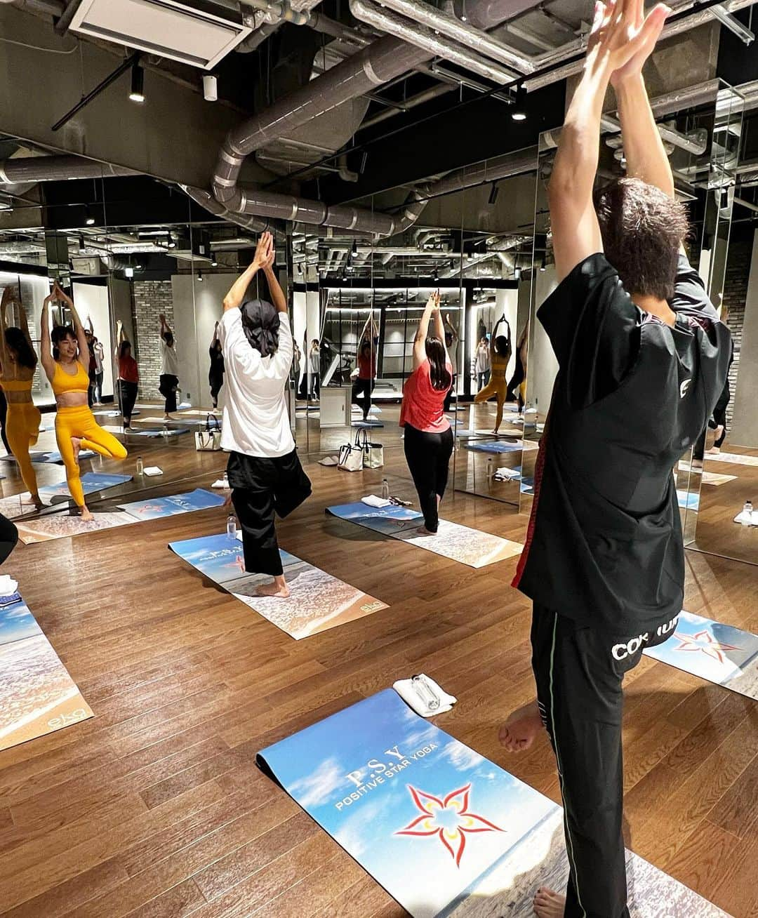 庄司ゆうこさんのインスタグラム写真 - (庄司ゆうこInstagram)「新宿の企業様でヨガレッスン✨🧘‍♀️ コロナになってから契約していた企業先がほぼリモートになり、オンラインヨガになったりしたけどあまり盛り上がらず、やっぱり対面、リアルが1番！！ 最近ようやく福利厚生出張ヨガレッスンが少しずつ復活してきました🤗こちらの会社様には3回ほどお伺いしましたが、参加してくださる社員さんたちが凄く優しくて楽しい方たちばかりで毎回私のほうが楽しませてもらっています🤗 ヨガ以外にもトレーニングも今後導入してくれるみたいで企業に出張トレーニングに行ける男性トレーナーも募集しています✨ フリーランスの方、是非dmくださいね❣️ #出張ヨガ#福利厚生#企業ヨガ#新宿#オフィスヨガ#ヨガインストラクター#ポジティブスターヨガ#ヨガマット#ヨガウェア#ヨガ#トレーニング#トレーナー#募集中」7月21日 10時25分 - yuko.shoji