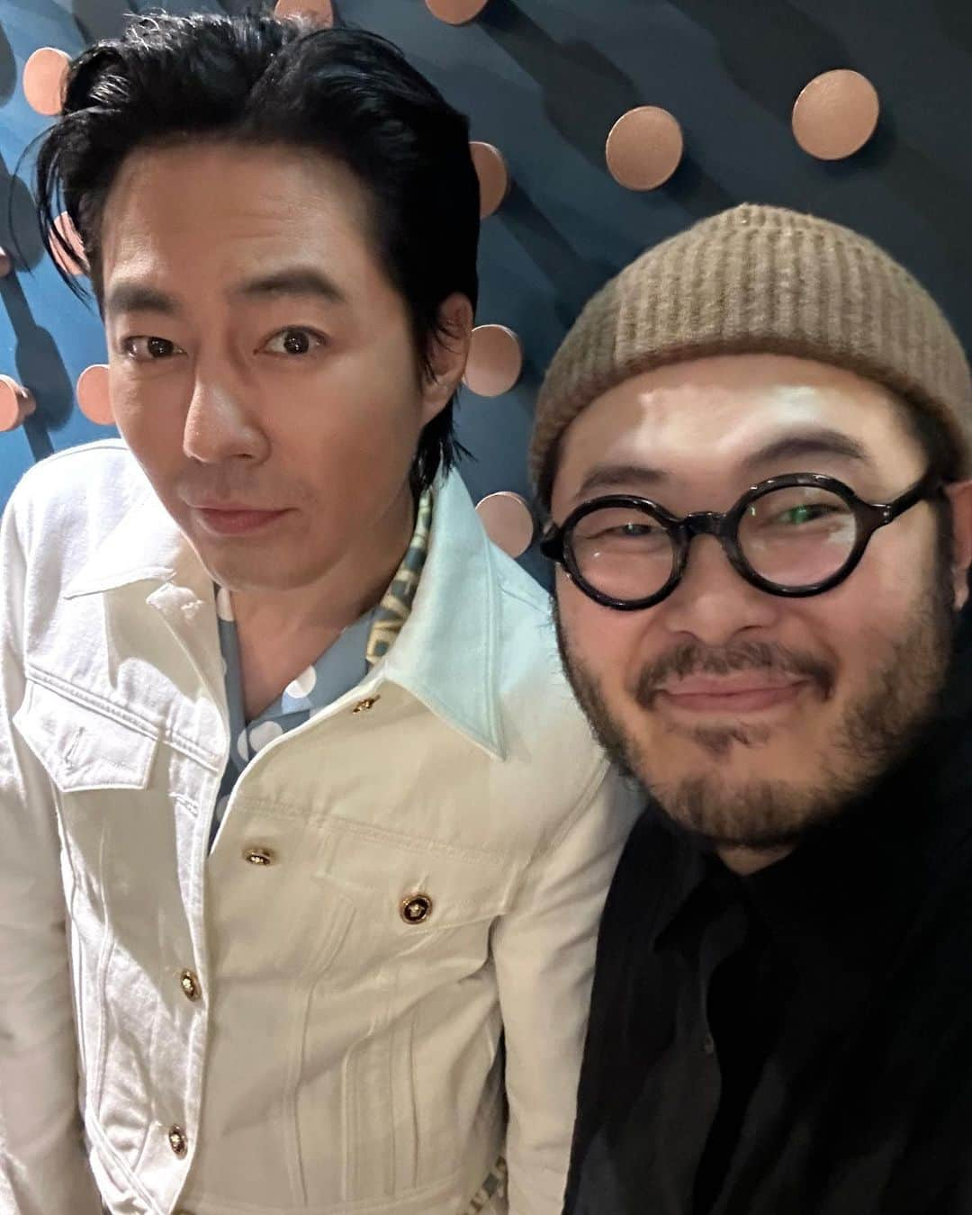 キム・ギバンさんのインスタグラム写真 - (キム・ギバンInstagram)「. 밀수.. 시작부터 끝까지 흥이나고 흥미롭다! 쫀쫀하고 빵빵 터지는 레트로 코믹액션 활극!! 보시라..두번세번보시라..ㅁㅊㄷ!! . #밀수 #해양범죄활극  #던지고건지고속여라  #올여름은밀수 #류승완 감독작품 #김혜수 #염정아 #박정민 #고민시 #김종수  그리고 #조인성  #7월26일대개봉」7月21日 10時25分 - kimkibangbang