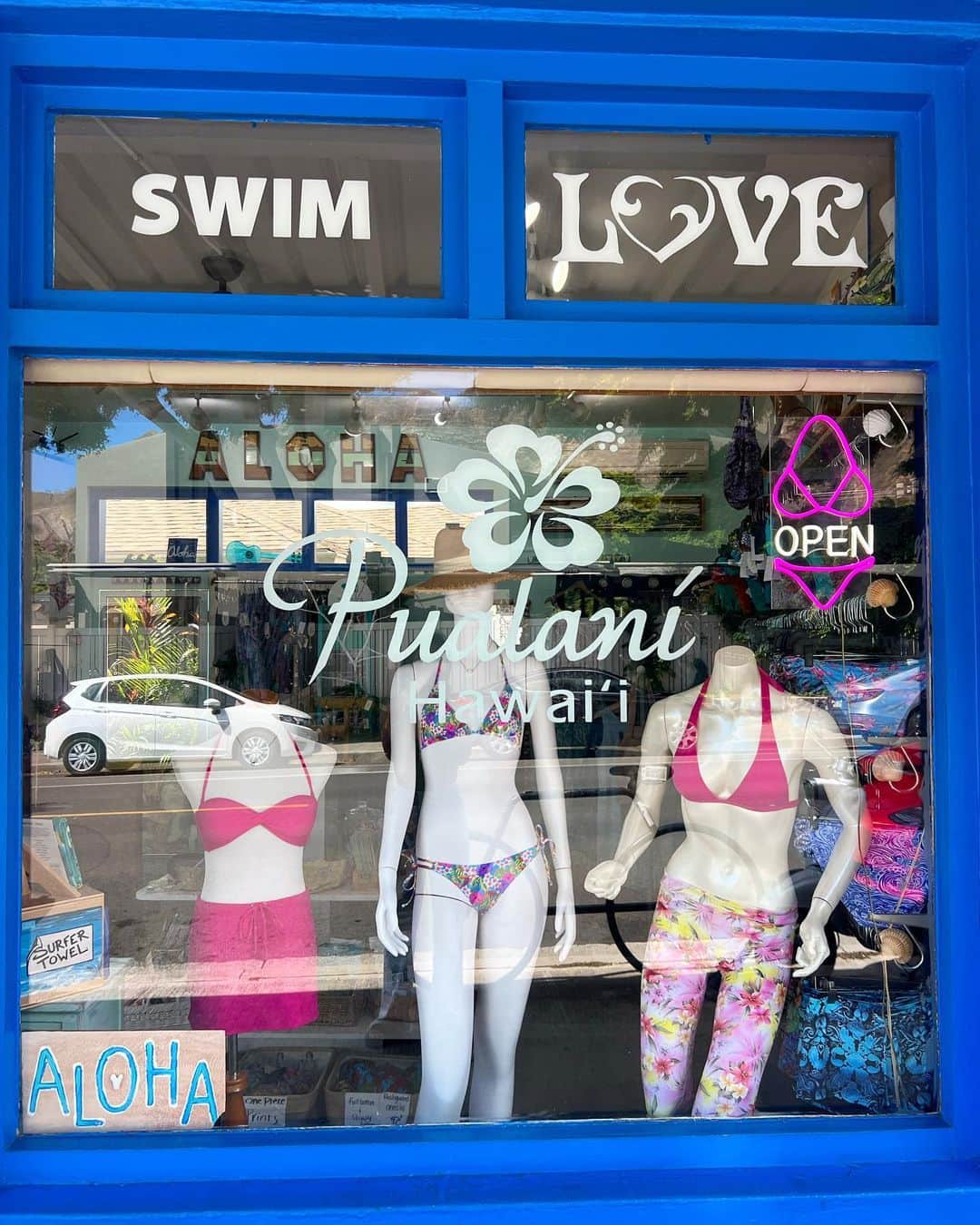 Pualani Hawaii Beachwearのインスタグラム：「日本の夏休みが始まりますね！ ハワイにいらすという方も多いのでは🤭  モンサラット通りでお待ちしています🌺 ぜひお立ち寄りください🥰  #hawaii#ハワイ#ハワイライフ#ハワイ旅行 #ハワイ観光#ハワイ土産 #モンサラット#モンサラットアベニュー #ハワイの水着#水着#ハワイの思い出 #ゴールデンウィーク#サーファー#サーフ#サーフィン#波乗り」