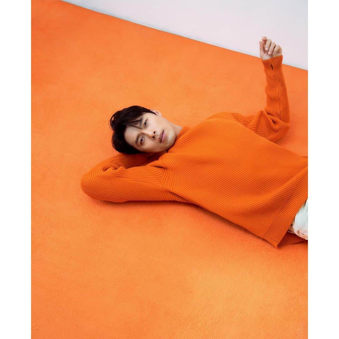 VASTエンターテイメントさんのインスタグラム写真 - (VASTエンターテイメントInstagram)「[VAST X Magazine]  건강하게 빛나는 현빈의 순간🧡  일상 곳곳에 스며든 현빈 배우의 새 화보를 꼭꼭 확인해 보아요😍  #눈부심의_의인화_현빈 #빛난다는건_말해도_모자라 #현빈 #HYUNBIN #티르티르 #싱글즈」7月21日 10時20分 - vast.ent