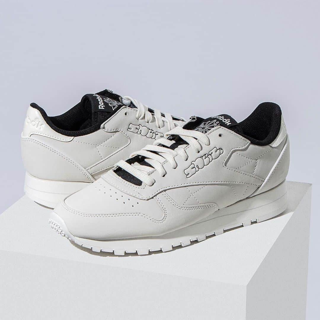 のインスタグラム：「. REEBOK × SNEEZE CLASSIC LEATHER  カナダ発のストリート雑誌 SNEEZE MAGAZINEとのコラボレーション第４弾🎉 アート×カルチャー、そして #SNEEZE スタイルをReebokの伝統的ランニングシューズであるクラシックレザーに落とし込む🏃  本日発売。  #Reebok #リーボック」