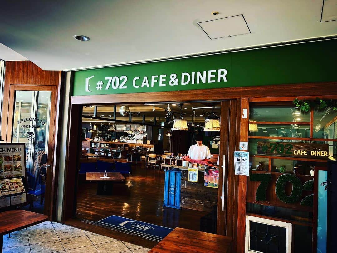 氷室京介のインスタグラム：「KING SWING DINER #702 Cafe &Diner  ご予約のお客様、ご来店お待ちしております。2階のエリアから緑に囲まれた階段でいらっしゃると、暑いですが気持ちが良いです🌿  #氷室京介 #kingswing   なんばパークス」