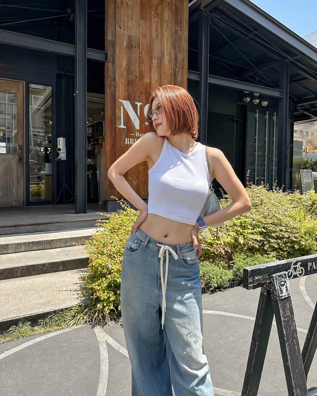 Meeのインスタグラム：「まみーとモーニング🤍  早起きして汗だくで向かうモーニングもわるくねえなあ🤤 けっきょく白タンクにデニムしかかたん🩷🩷🩷  #白タンク #デニムコーデ #ワイドデニム #カジュアルコーデ #サングラスコーデ #サングラス #夏コーデ」