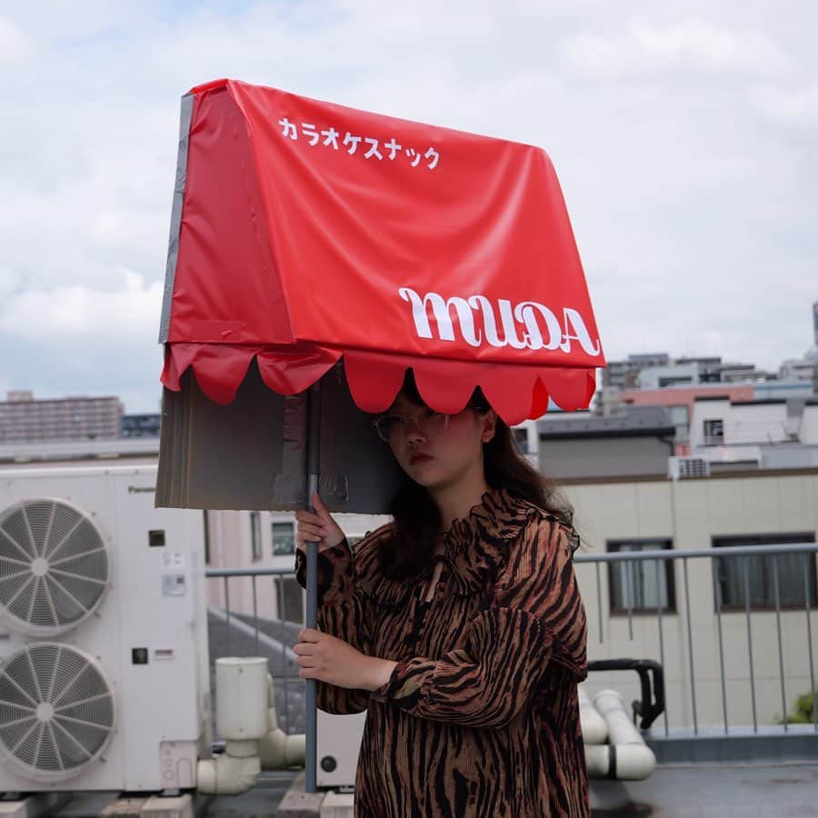 藤原麻里菜のインスタグラム：「日陰を持ち運べるアイテム Umbrella to carry shade  _ #mudazukuri #無駄づくり #無用發明 #uselessinventions」