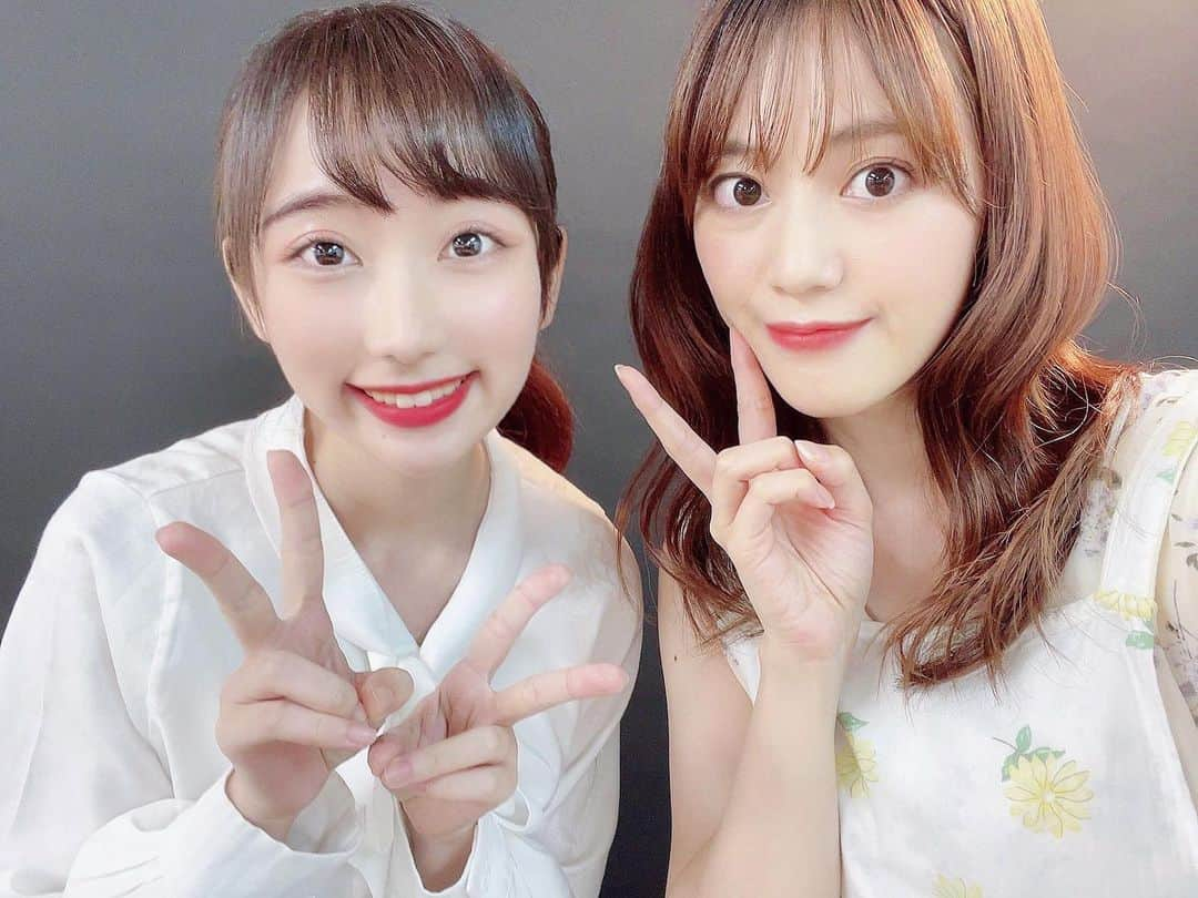 若松愛里のインスタグラム：「『PIZZA大戦争2023』 2日目もありがとうございました✨  まさかの池袋にあるPIZZA屋さんから 池袋でPIZZAの舞台上演してるらしいですよ！とツイートがあって、そこから主宰のはっちさんと哲平さんがお店に行ったり、お店の方が観に来てくださったり、こんなことあるんだ！！！と濃い日でした😳  たくさんの方に作品を楽しんでもらえているのも感想から伝わってきます☺️  嬉しいです！ダブルカーテンコールも熱い拍手ほんとうにありがとうございます…！  袖に帰ったあと鳴り止まない拍手を聞いて 主演のかっしーさんがすごいな…って一人言ボソッと言ってたのを聞いて、心でうんうんと返事した若松です。  よしよーし！！今日から2公演！ はりきっていきます(((o(*ﾟ▽ﾟ*)o)))  14:00/19:00 当日券、配信あります〜 お待ちしてます♪  お姉ちゃんのほりゆりさんと！ 木嶋家の由来はピザの生地名なんだって！  イタリア産とアメリカ産✌︎  #舞台 #配信 #マルガリータ #企画 #PIZZA #大戦争 #2023 #PIZZA大戦争2023 #再演 #2日目 #池袋 #シアターKASSAI #ダブル #カーテンコール #ありがとう #ありがとうございました #apizza」