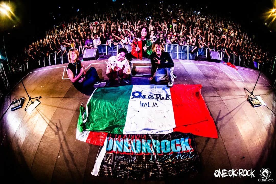 ONE OK ROCKさんのインスタグラム写真 - (ONE OK ROCKInstagram)「Thanks Florence!! ONE OK ROCK 2023 LUXURY DISEASE EUROPE TOUR!!  #ONEOKROCK #LuxuryDisease #Europe #tour photo by @julenphoto」7月21日 10時35分 - oneokrockofficial