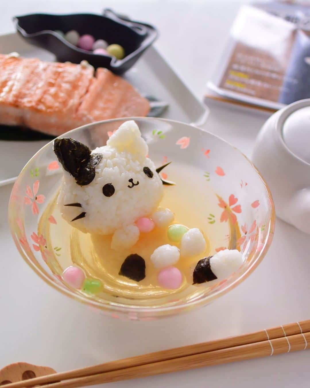 Little Miss Bento・Shirley シャリーのインスタグラム：「Morning soak 🛁 🐱 #riceball #littlemissbento」