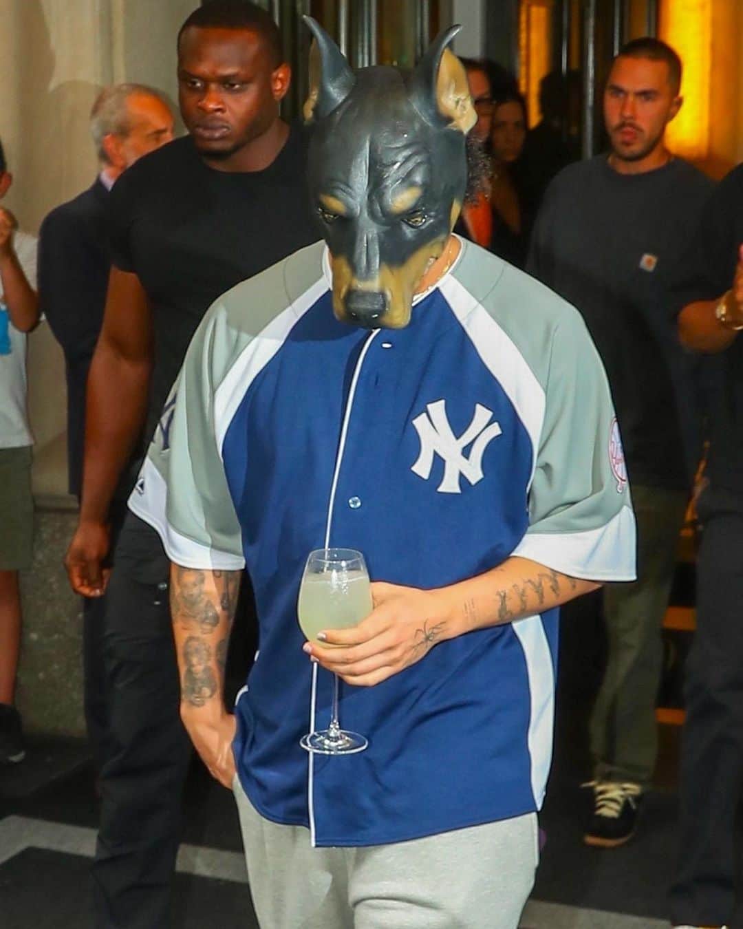 Just Jaredさんのインスタグラム写真 - (Just JaredInstagram)「Drake arrived to Barclays Center for his latest concert in New York City wearing a rubber rottweiler mask that covered his whole face. We've got even more pics over at JustJared.com! #Drake Photos: Backgrid」7月21日 10時44分 - justjared