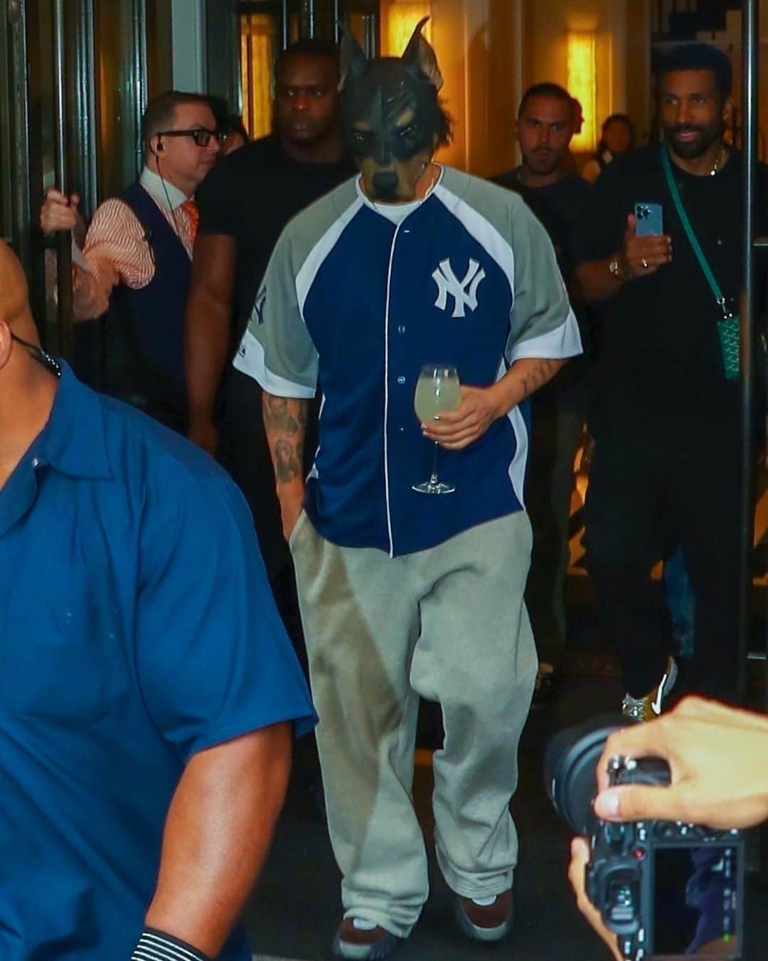 Just Jaredさんのインスタグラム写真 - (Just JaredInstagram)「Drake arrived to Barclays Center for his latest concert in New York City wearing a rubber rottweiler mask that covered his whole face. We've got even more pics over at JustJared.com! #Drake Photos: Backgrid」7月21日 10時44分 - justjared