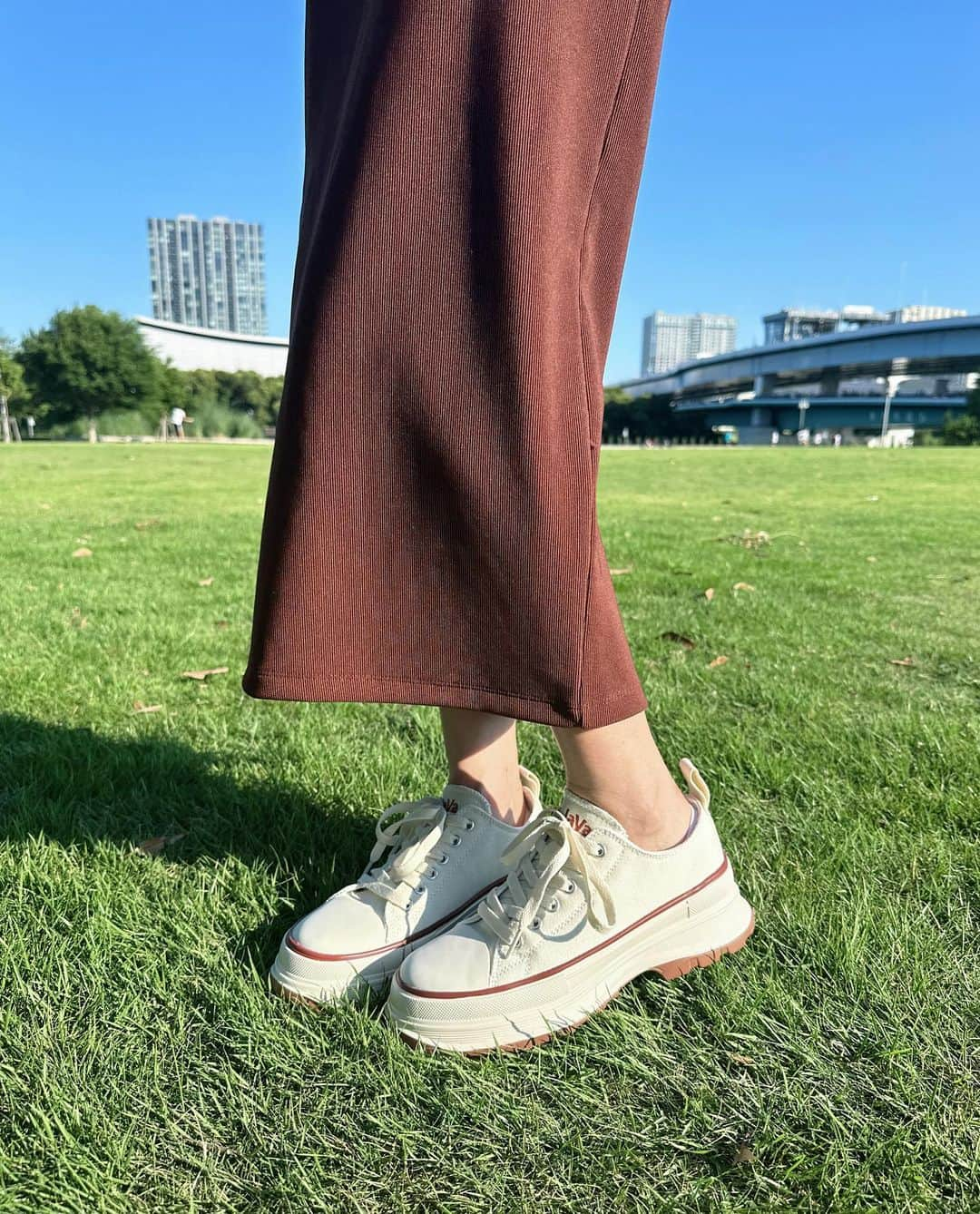 Ayanaさんのインスタグラム写真 - (AyanaInstagram)「👟🧱 ⁡ めっちゃ暑い日にLOOP乗って 公園に遊びに行ったときのお洋服✨️ ⁡ キャミワンピに日焼け対策のカーディガン、 軽量なのに厚底で歩くやすいスニーカー。 ⁡ スニーカーはカジュアルにも きれいめコーデにも合わせやすい万能型ですよ🐻 カラーも4色展開でblackも可愛いの ❤︎ ⁡ sneaker : @classicalelf_official beige / L cardigan : #classicalelf op : #TODAYFUL ⁡ ⁡ #プチプラ #プチプラコーデ #夏服コーデ #クラシカルエルフ #エルフコーデ #タイアップ #java #ジャバ #uniqlo #gu #zara #ユニクロ #ジーユー #ザラ #zozo #zozotown #zozo購入品 #zozotown購入品 #スニーカー #厚底スニーカー #ユニセックス」7月21日 10時48分 - naalunlun