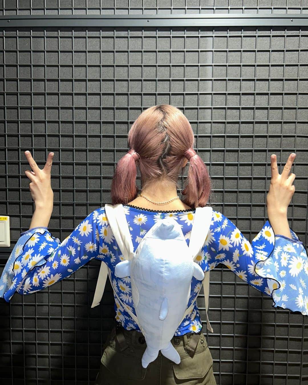 NMIXXさんのインスタグラム写真 - (NMIXXInstagram)「Carrying NSWERs on my back like… (finish the sentence)  🐳🐋🐬 #NMIXX #엔믹스 #LILY #릴리」7月21日 10時49分 - nmixx_official