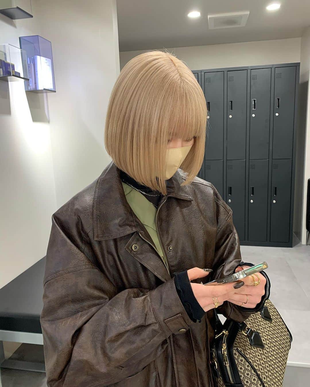 Beleza_official_instagramのインスタグラム：「ミルクティーベージュ ブロンドベージュ🎀  #ブリーチ2回 から♡  ＊選択クーポン＊ 【emi指名限定】と記載のメニューからお選びください  カット＋Wカラー＋内部補修トリートメント　¥20,000〜 カット＋ハイブリーチカラー＋内部補修トリートメント　¥26,400〜  ご予約はプロフィールに記載のURLホットペッパー又は、dmから 初回は髪の履歴や状態によりお時間が長くかかる可能性がありますのでハイブリーチメニューでのご予約がオススメです❕  ブリーチはだれを任せるかで仕上がりも、今後の髪の状態もとっても差がでる技術です ハイクオリティなヘア是非お任せください🎀  来店時にケアの方法もたっぷり お伝えします♡ ダメージレスでムラのない艶ハイトーン一緒に育てていきましょう🌙💫  #ヘアカラートレンド#リタッチブリーチ#ブリーチカラー#ブロンド#ハイトーン#ハイトーンカラー#ハイトーンピンク#ピンクカラー#ハイトーンミルクティー#グレージュカラー#ミルクティー#ミルクティーカラー#ピンクミルクティー#ミルクティーベージュ#ブロンドヘアー#ブロンドカラー#インナーカラー#ハイトーンボブ#ホワイトピンク#ピンクベージュ#ピンクブロンド#ホワイトベージュ#ホワイトカラー#ホワイトブロンド#抜きっぱなし#抜きっぱなしブロンド#emi_special」