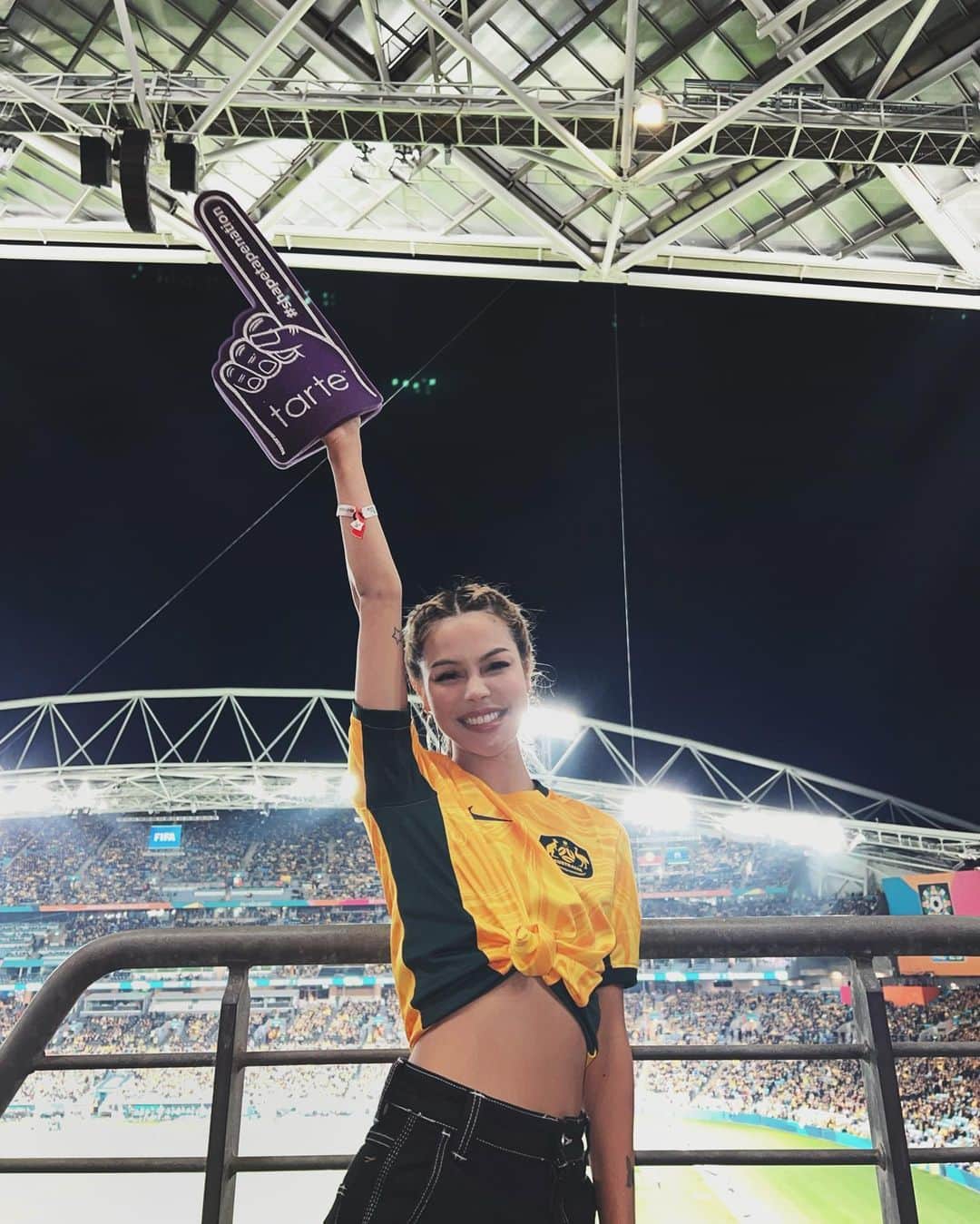 リリーマイマックのインスタグラム：「My first FIFA WWC match! ⚽️Go Australia! 👏🏼🇦🇺 here with my @tartecosmetics fam 💜 @sephoraaus」