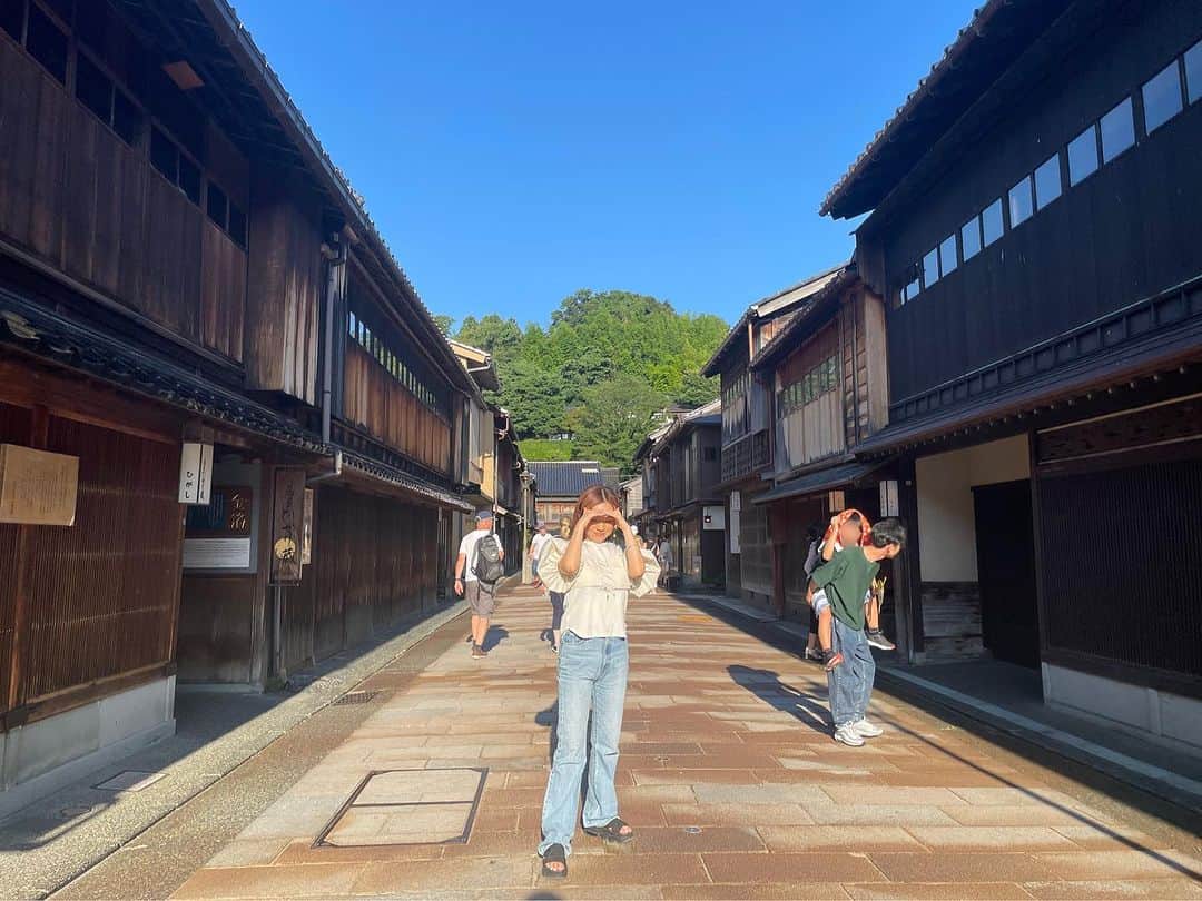 宏実のインスタグラム：「ひがし茶屋街👘🤎  新発見💡🤩  #ひがし茶屋街  #higashichaya  #kanazawa  #ishikawa  #美しい景色  #猛暑日 #紫外線 #まぶしすぎ」