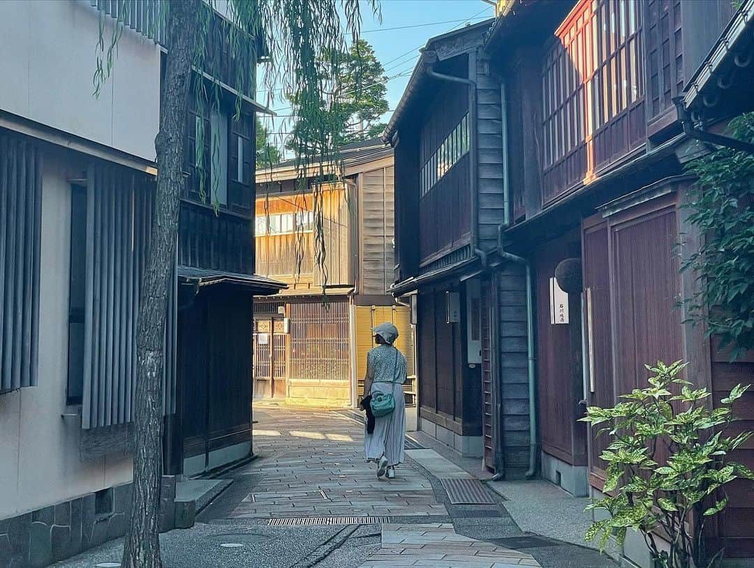 宏実さんのインスタグラム写真 - (宏実Instagram)「ひがし茶屋街👘🤎  新発見💡🤩  #ひがし茶屋街  #higashichaya  #kanazawa  #ishikawa  #美しい景色  #猛暑日 #紫外線 #まぶしすぎ」7月21日 10時55分 - hiromisrainbow