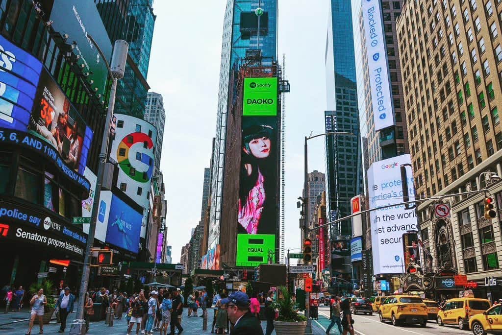 DAOKOのインスタグラム：「Spotted Daoko in Times Square, NY! 😆 OMG✨ Heard I'll be there until 1 pm Japan time today🍀 Wish I could be in NY right now! 😢」