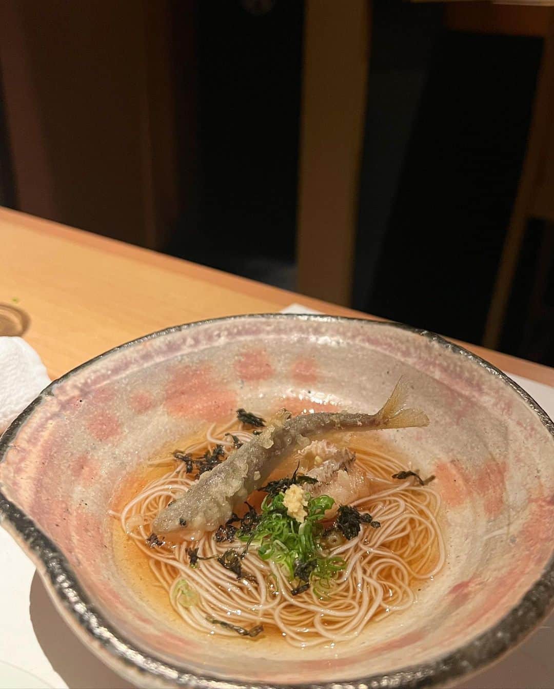 得あゆさんのインスタグラム写真 - (得あゆInstagram)「鮎🐟食べる得あゆ  生きてる鮎をすぐ食べた。 美味しいいいいいいい🥹🤍 そうめんの季節ですね〜〜〜！！！  ・ ・ ・ ・ ・ ・ ・ ・ ・ ・ ・ ・ ・ ・ #そうめん#素麺#素麺アレンジ#素麺レシピ#そうめんアレンジ#梅田グルメ#梅田ディナー#梅田居酒屋#鮎#鮎釣り#稚鮎#梅雨明け#大阪グルメ#家族ごはん#大人ワンピース#夏の思い出#季節限定#関西ママ#大阪ママ#ママライフ#2歳男の子#男の子ママ#行きつけのお店#教えたくないお店#ポニーテール#グルメ女子#食べ歩き#飲み歩き#飲みスタグラム#グルメ好きな人と繋がりたい」7月21日 11時09分 - tokuayu819