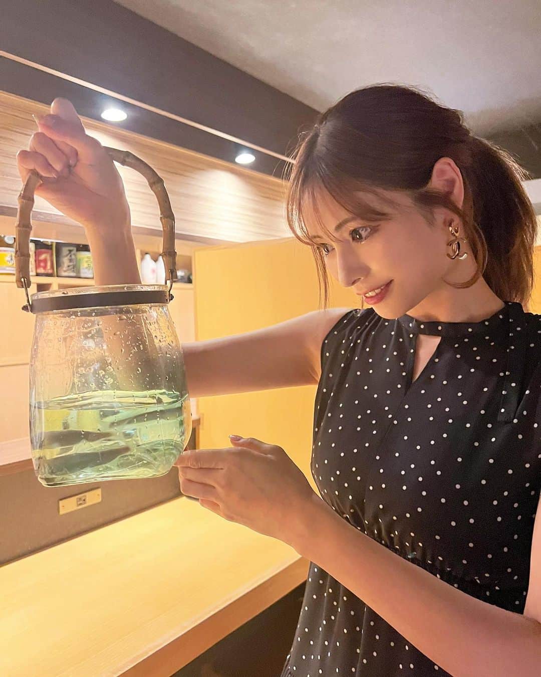 得あゆさんのインスタグラム写真 - (得あゆInstagram)「鮎🐟食べる得あゆ  生きてる鮎をすぐ食べた。 美味しいいいいいいい🥹🤍 そうめんの季節ですね〜〜〜！！！  ・ ・ ・ ・ ・ ・ ・ ・ ・ ・ ・ ・ ・ ・ #そうめん#素麺#素麺アレンジ#素麺レシピ#そうめんアレンジ#梅田グルメ#梅田ディナー#梅田居酒屋#鮎#鮎釣り#稚鮎#梅雨明け#大阪グルメ#家族ごはん#大人ワンピース#夏の思い出#季節限定#関西ママ#大阪ママ#ママライフ#2歳男の子#男の子ママ#行きつけのお店#教えたくないお店#ポニーテール#グルメ女子#食べ歩き#飲み歩き#飲みスタグラム#グルメ好きな人と繋がりたい」7月21日 11時09分 - tokuayu819