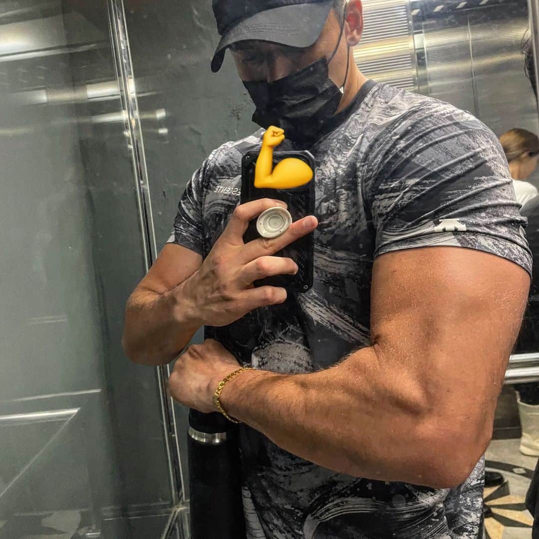 のインスタグラム：「Get your reps in! 👊」