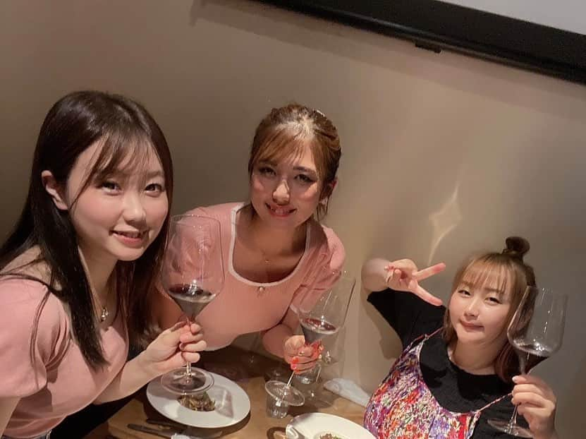 神谷麻美さんのインスタグラム写真 - (神谷麻美Instagram)「#東中野キッチンnom でコース料理とペアリング🥰🍽🍷💖✨️ 全部美味しかったぁ🥰🩷✨️  ラグーパスタとても美味しい💖🥰💖 牛ほほ肉のパスタで、お肉すごく柔らかいよ🥰💖🐃💖✨️  サーモンのクリームパスタも美味しいの🥰💖✨️  クレームブリュレもとても好き🥰💖🍮💖✨️  しかも、久しぶりに3人で会って楽しすぎたぁ💖🥰🥰🥰💖✨️ ワインも美味しいから、酔っちゃった☺️❤️🍷✨️  @kitchen.nom #東中野ワイン  #東中野グルメ」7月21日 11時17分 - asamice428