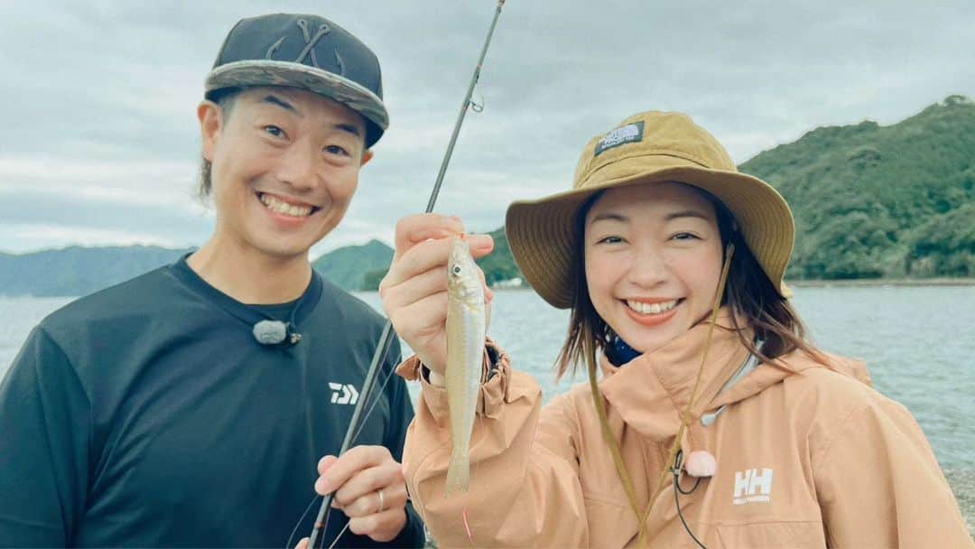 小雪のインスタグラム：「🎣 夏のキス釣り最高！  #釣りビジョン 発見！すごかby九州 7/31(月)20時 初回放送☺  今回は熊本県上天草市で 佐々野先生と誰でも簡単に楽しめるキス釣り！  釣って楽しい！ 食べて美味しい！ 釣ったキスはお刺身と天ぷらにしましたよ😋  楽しかったなぁ～～！  #キス釣り #ちょい投げ #上天草市」