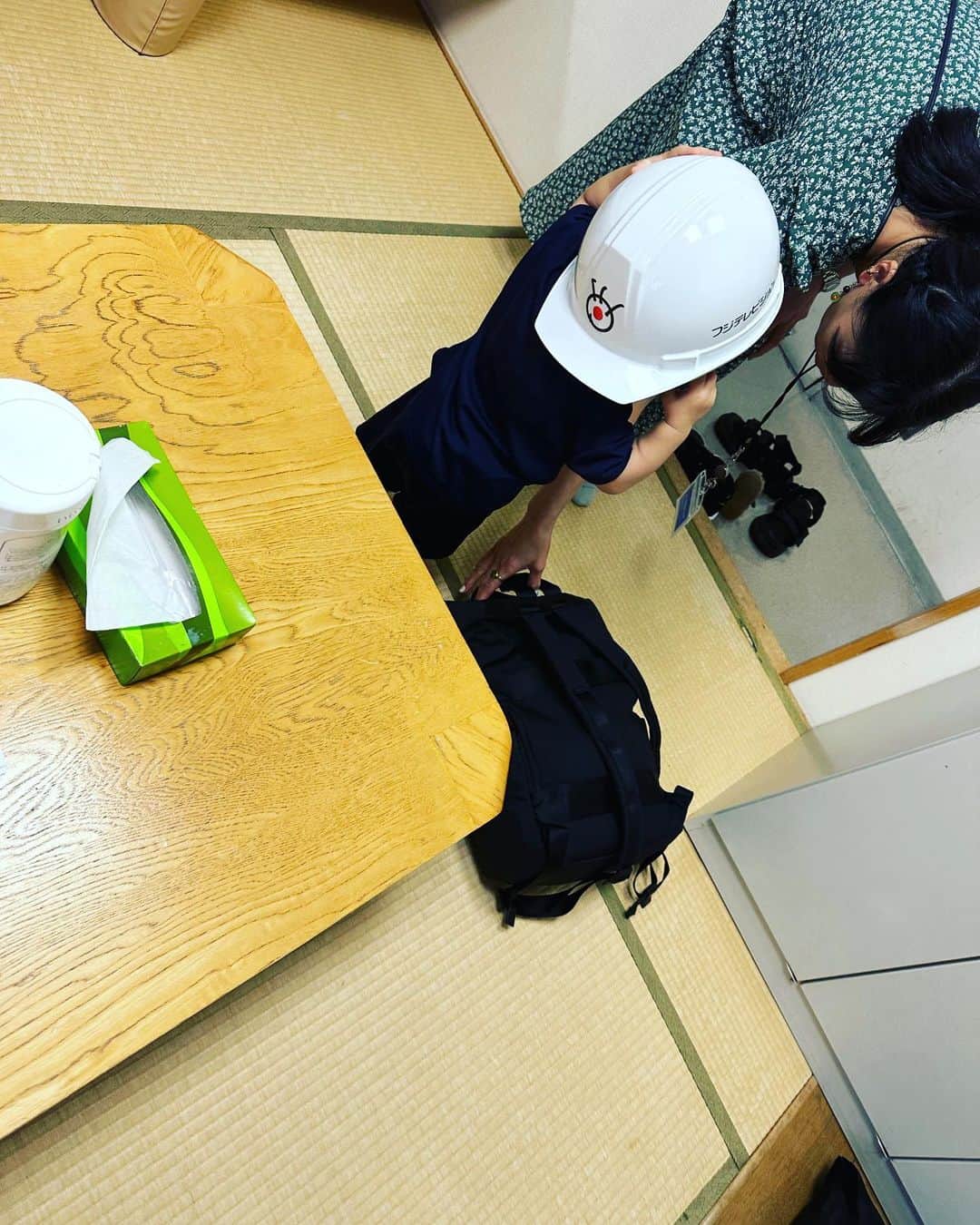 のインスタグラム：「楽屋にて笑笑  いつでも安全第一でいたい彼。  #やさ丸 #1歳6ヶ月」
