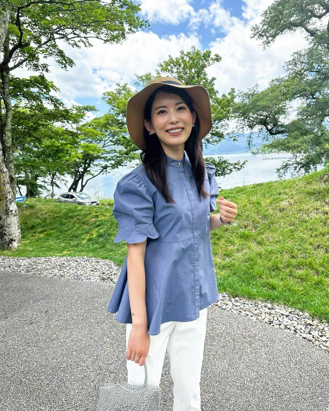 早川茉希のインスタグラム：「🌻👒 三連休は、避暑地へ行きました🌿  日中は27℃、朝晩は18℃ほどと 快適だったなぁ🥹🌱 今年の7月は暑すぎて🫠  この日おろした @girlishhf の#カンパニュラブラウス が 最近のお気に入り💙  お花の#カンパニュラ をイメージした袖が可愛い☺️ 語源は、ラテン語で「小さな鐘」を 意味するんだそう🔔  自宅で洗えてシワにもなりにくく優秀👏✨ 大切な一枚が増えました💙  tops/ @girlishhf  pants/ @plst_official  hat/ @allureville_official  bag/ @anteprima_japan  shoes/ @jihyang_0305   #休日 #避暑地 #奥日光 #中禅寺湖 #空が綺麗 #栃木 #日光 #とちおとめスムージー飲みました🍓 #休日コーデ #ママコーデ #30代ファッション #girlish #ガーリッシュ #プラステ #チヒャン #アンテプリマ」