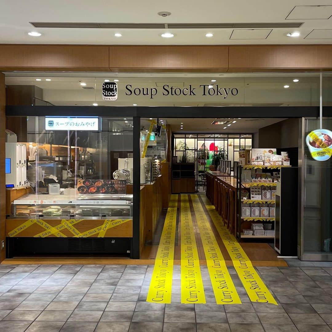 スープストックトーキョー 公式さんのインスタグラム写真 - (スープストックトーキョー 公式Instagram)「スープ専門店がカレー専門店になる“Curry Stock Tokyo”。🍛   いよいよ、本日から開催します！ 各店舗毎に、今年の新商品「＃白いスパイスカレー」を含むスープ専門店の“本気のカレー”を8～12種類ご用意してお待ちしております。 店頭ではお好きなカレーを2種掛けで楽しめる、「＃カレーとカレーのセット」🍛🍛や「＃カレーとカレーとカレーのセット」🍛🍛🍛もお選びいただけますので、ぜひお好きな組み合わせでSoup Stock Tokyoの”本気のカレー”をお楽しみください。   Curry Stock Tokyoのテーマカラーは黄色。黄色いものをお持ちいただくと、何か良いことがあるかもしれません！ぜひ黄色いものをお持ちになって楽しみにお越しください。  一年に一度のカレーのお祭り、皆さまのご参加お待ちしております。🍛  #カレーストックトーキョー#currystocktokyo#カレー#curry#🍛」7月21日 11時19分 - soupstocktokyo