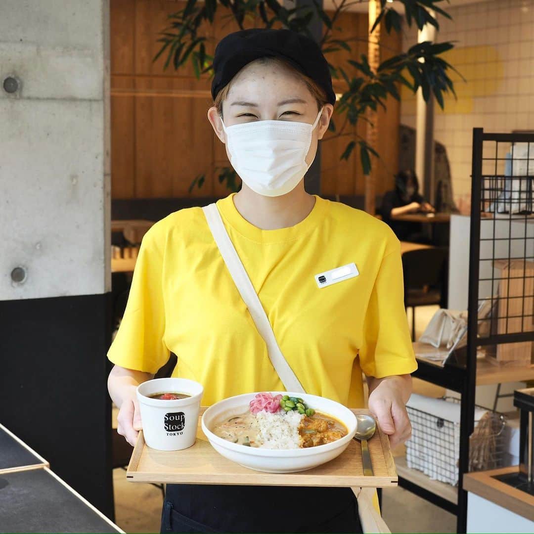 スープストックトーキョー 公式のインスタグラム：「スープ専門店がカレー専門店になる“Curry Stock Tokyo”。🍛   いよいよ、本日から開催します！ 各店舗毎に、今年の新商品「＃白いスパイスカレー」を含むスープ専門店の“本気のカレー”を8～12種類ご用意してお待ちしております。 店頭ではお好きなカレーを2種掛けで楽しめる、「＃カレーとカレーのセット」🍛🍛や「＃カレーとカレーとカレーのセット」🍛🍛🍛もお選びいただけますので、ぜひお好きな組み合わせでSoup Stock Tokyoの”本気のカレー”をお楽しみください。   Curry Stock Tokyoのテーマカラーは黄色。黄色いものをお持ちいただくと、何か良いことがあるかもしれません！ぜひ黄色いものをお持ちになって楽しみにお越しください。  一年に一度のカレーのお祭り、皆さまのご参加お待ちしております。🍛  #カレーストックトーキョー#currystocktokyo#カレー#curry#🍛」
