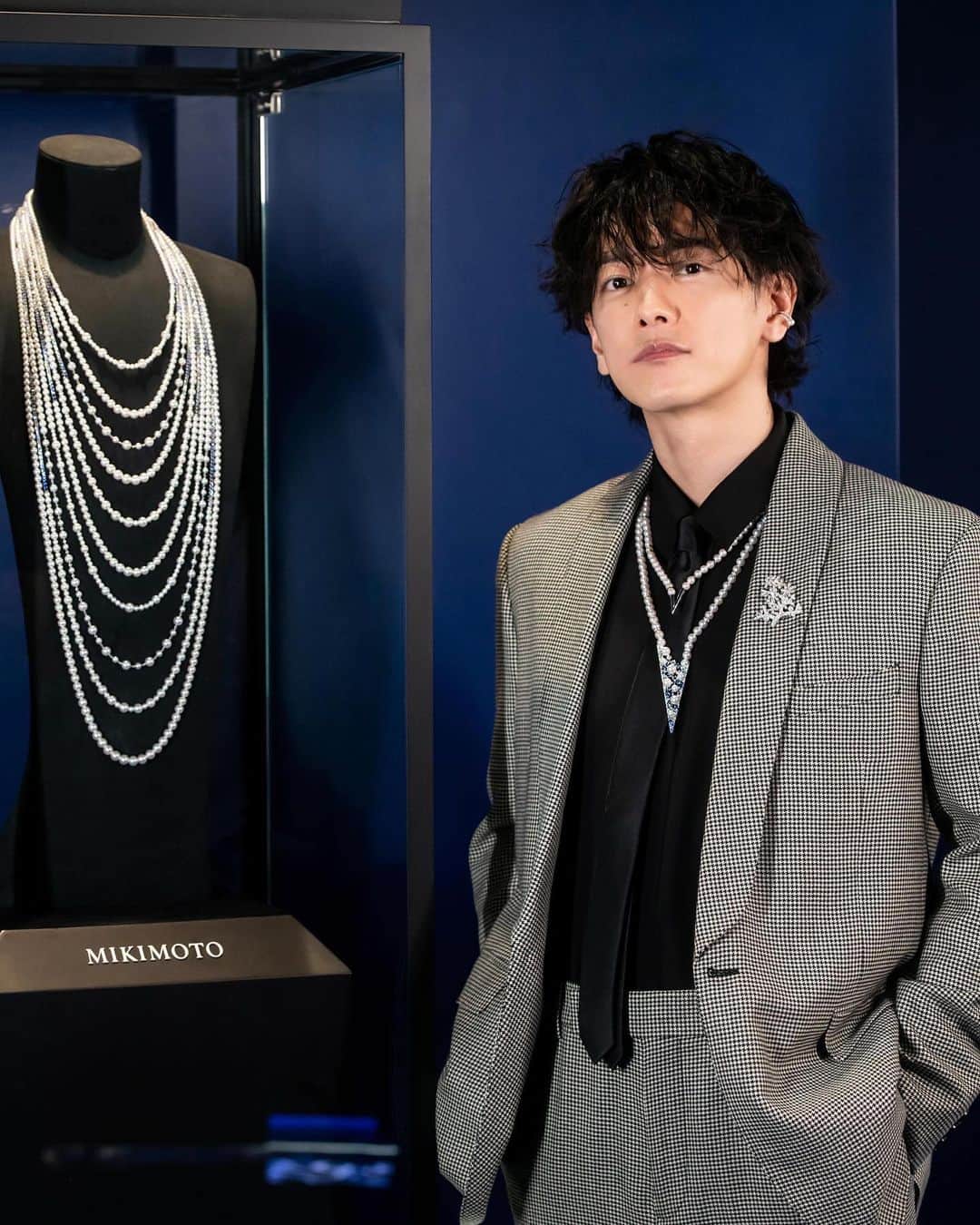 Mikimotoさんのインスタグラム写真 - (MikimotoInstagram)「Art Book “Beyond” – created in collaboration with Actor, Takeru Satoh and world renowned photographer, Mario Sorrenti, with jewelleries provided by MIKIMOTO – is also available to purchase in-store for the very first time, at the “130th ANNIVERSARY IFC POP-UP STORE 2023.”   「130th ANNIVERSARY IFC POP-UP STORE 2023」にスペシャルゲストとして俳優の佐藤健さんが登場。世界的なフォトグラファーMario Sorrenti氏とコラボレーションし、MIKIMOTOがジュエリー協力を行なった最新刊のアートブック「Beyond」のPOP-UPコーナーにて、世界初となる店舗での大規模な販売も。  日本でも7月21日（金）より、ミキモトのオンラインショップにてアートブック「Beyond」を数量限定発売。  #MIKIMOTO #ミキモト #HongKongIfc #佐藤健 #TakeruSatoh」7月21日 12時00分 - official_mikimoto