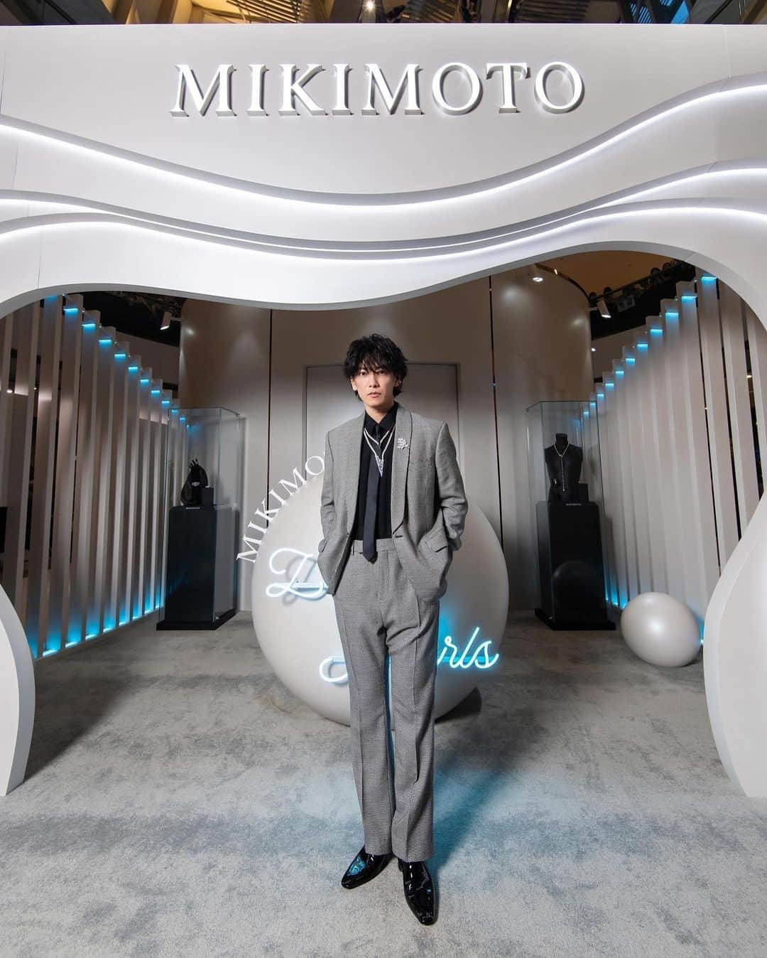 Mikimotoさんのインスタグラム写真 - (MikimotoInstagram)「Art Book “Beyond” – created in collaboration with Actor, Takeru Satoh and world renowned photographer, Mario Sorrenti, with jewelleries provided by MIKIMOTO – is also available to purchase in-store for the very first time, at the “130th ANNIVERSARY IFC POP-UP STORE 2023.”   「130th ANNIVERSARY IFC POP-UP STORE 2023」にスペシャルゲストとして俳優の佐藤健さんが登場。世界的なフォトグラファーMario Sorrenti氏とコラボレーションし、MIKIMOTOがジュエリー協力を行なった最新刊のアートブック「Beyond」のPOP-UPコーナーにて、世界初となる店舗での大規模な販売も。  日本でも7月21日（金）より、ミキモトのオンラインショップにてアートブック「Beyond」を数量限定発売。  #MIKIMOTO #ミキモト #HongKongIfc #佐藤健 #TakeruSatoh」7月21日 12時00分 - official_mikimoto