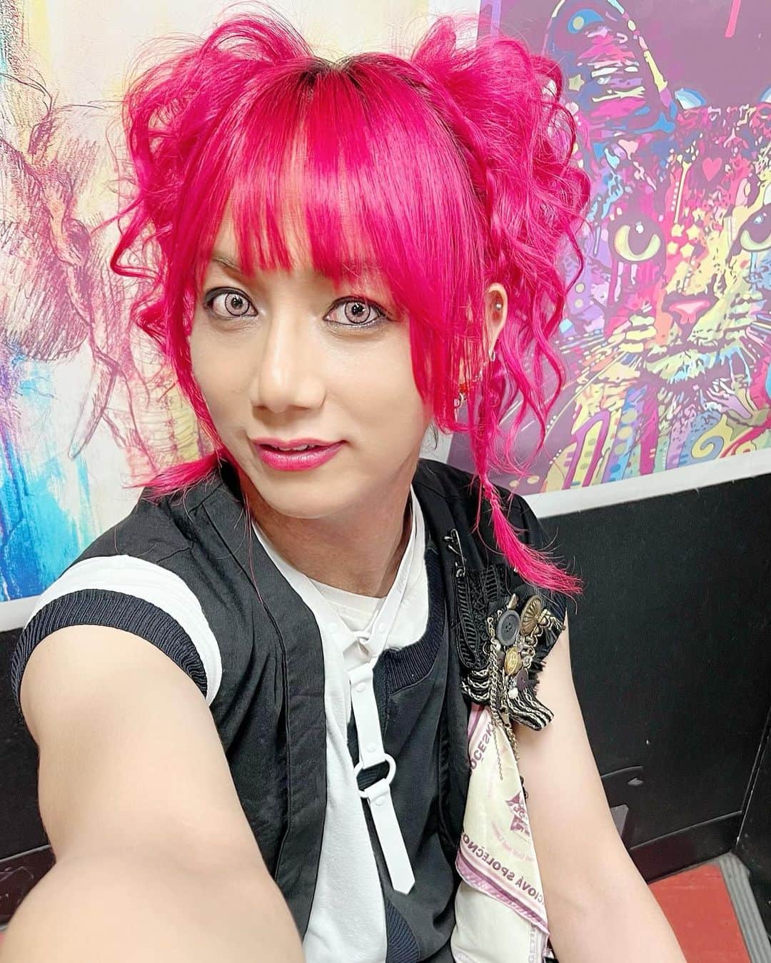 靖乃のインスタグラム：「みんな、昨日のヲタンジョウジ2023『反省記』もありがとう🌟 情次さんが終始笑顔で素敵な一日でした👏🏼👏🏼👏🏼  本日はCRUSH OF MODE-2023-前夜祭- 楽しんで参りましょう✨🌹✨ 水分補給にはくれぐれもお気をつけて‼️  #靖乃 #ハイダンシークドロシー #淡路島 #ピン毛」