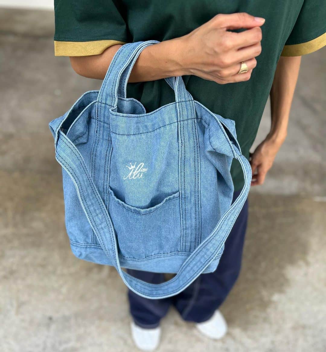 original brand 【ilu098】のインスタグラム：「Today's New ・デニムバッグ 2wayでご愛用可能のトートバッグ。  《販売》 店舗: 先ほどから販売を開始です。 Web: 本日19時~  #ilu098 #デニムバッグ #沖縄ファッション」