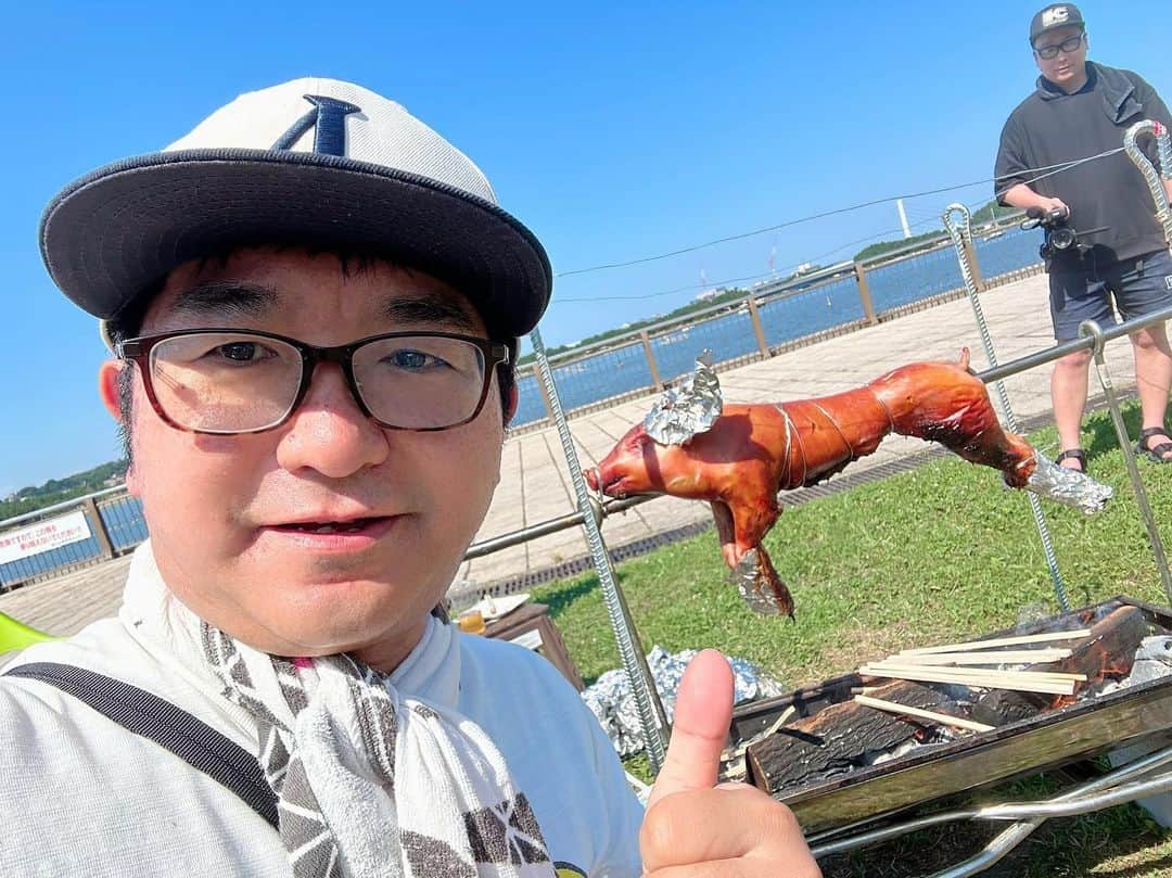 小石田純一さんのインスタグラム写真 - (小石田純一Instagram)「BBQで初めての豚の丸焼き。ワイルドです。  #バーベキュー #BBQ #海の公園  #海の公園バーベキュー場  #豚の丸焼き  #小石田純一 #お笑い芸人 #ものまね芸人 #栗焼力裕 さん #映像ディレクター  #夏の日の2023」7月21日 11時30分 - koishida.trendy