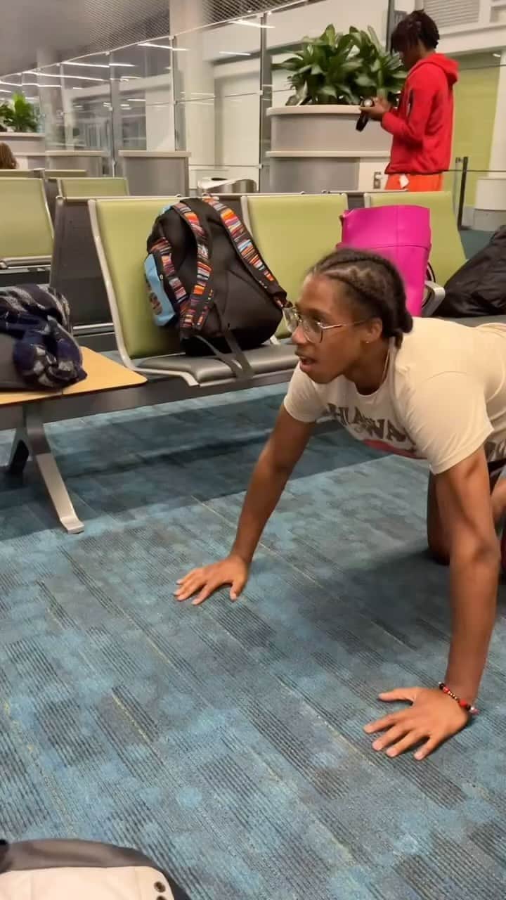 ジェニファー・ハドソンのインスタグラム：「Stranded at the airport passing time with my kid ! How did I do??」