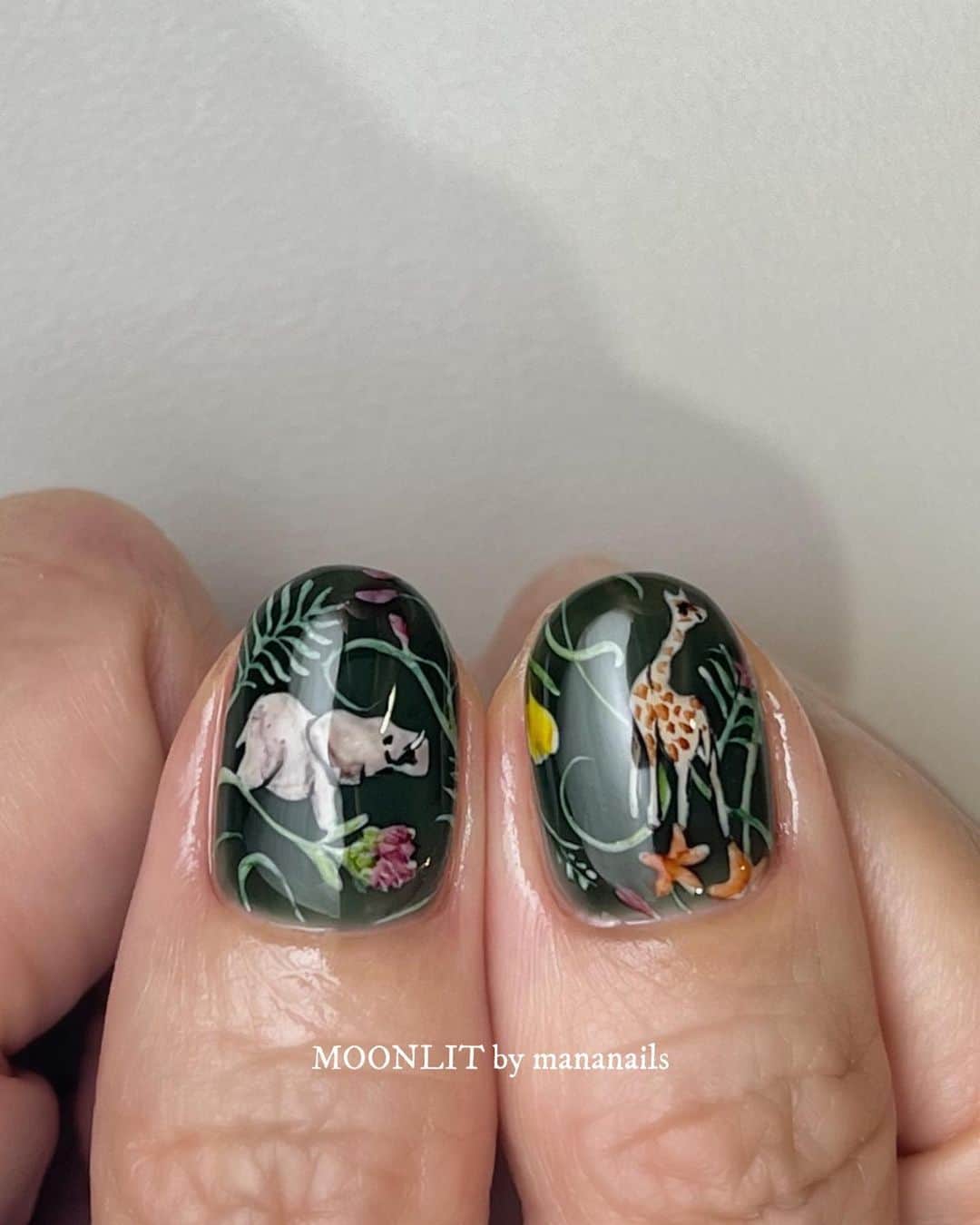 mananailsのインスタグラム：「🐘🦒🌿🌼  ボタニカルと🐘と🦒の靴の柄💚 ベースはクリアなダークグリーン🪖  ☾120minオフ込み」
