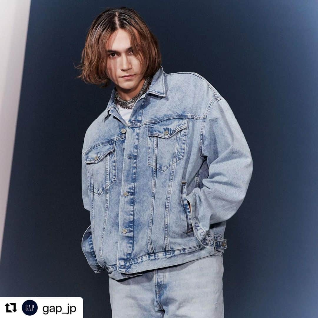 龍のインスタグラム：「#Repost @gap_jp with @use.repost ・・・ Gap×Mastered miuが着るGap　 miu（モデル)  @_miugram_  LOOK1：スウェット素材のコーディネートを⾊合いで今っぽくスタイリング。 58569800/Men's MA-1ジャケット（XL） 58603602/Women's クルーネックスウェット（XS） 58603802/Women's スウェットショートパンツ（XS） 54073503/Women's タンクトップ（XS） 46350303/Women's ロゴジップアップフーディー（S）  LOOK2：トップスにもショートパンツにもロゴを取り入れて着る人自身もアイコニックに。 55493603/Women's ロゴクルーネックスウェット（S） 54936003/Women's 半袖シャツ（XS） 55485706/Women's ロゴショートパンツ（S）  龍が着るGap 龍（THE RAMPAGE） @ryu_rampage  GAPだからこそのデニムのセットアップは、ルーズなサイジングと程よいダメージングで新鮮に。 83710700/Men's デニムジャケット（XL） 59536900/Men's 90sルーズデニム（33×32） 84206606/Men's ストライプTシャツ（L）＊3/下旬発売予定  WebマガジンMasteredの記事はストーリーズ&ストーリーハイライトからチェック！ @masteredjp @stylist_teppei　 #Gap #Mastered #ICONS」