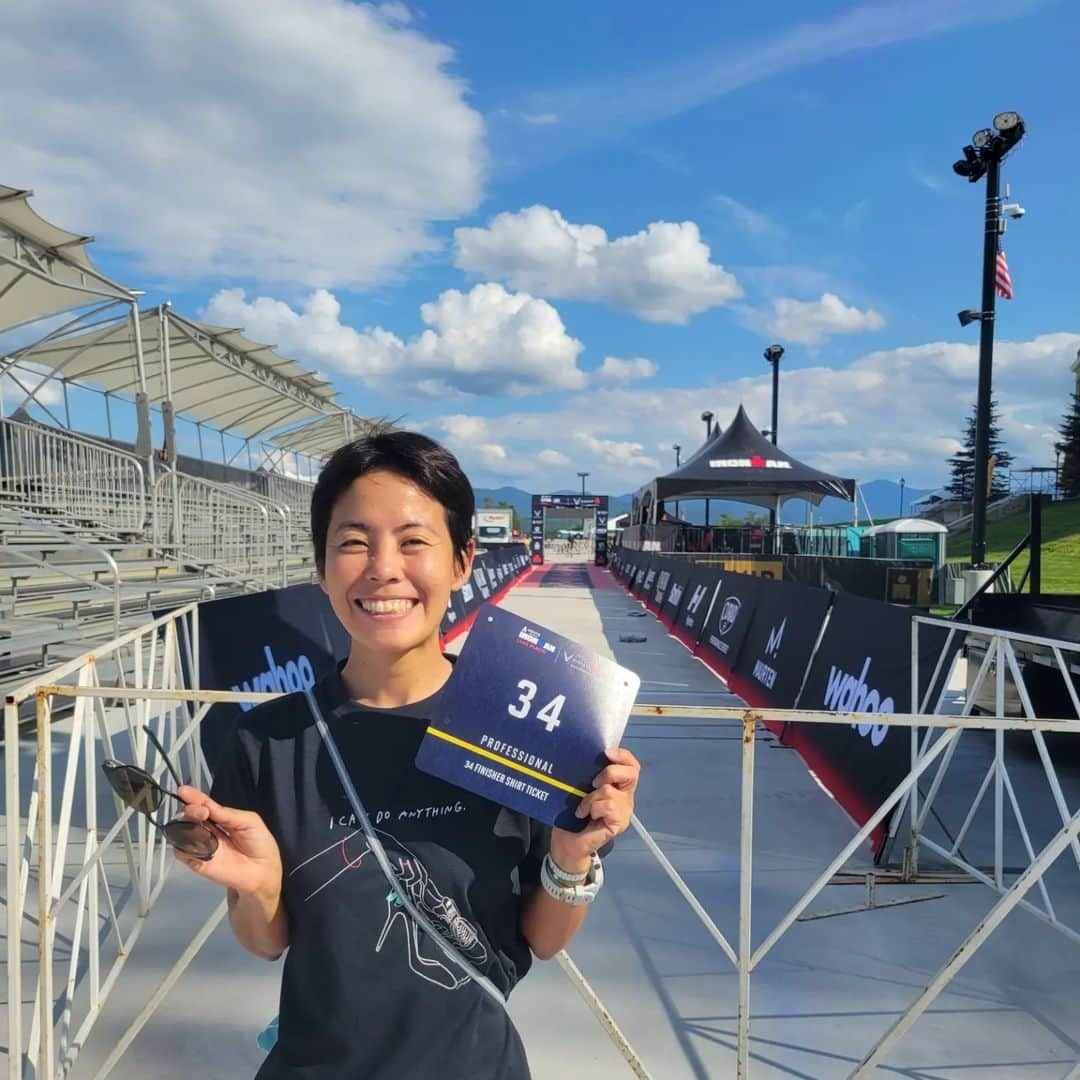 上田藍のインスタグラム：「. ☁️　　☁️　☀️☁️　☁️☁️　☁️  Lake Placid.🇺🇸 #IRONMAN #bueautifulday  🌲🌲🌳🌳🌲🌲🌲🌳🌳🌲🌲  週末7/23(日)にアメリカで開催される【アイアンマン・レイクプラシッド】に出場をします🏊️🚲️🏃✨ 無事に現地入りをして、選手受付やコースチェックなどを行ってきました。  日本からレイクプラシッドに到着するまでに、 羽田空港✈️→シカゴ空港✈️→オールバニー空港🚙→レイクプラシッドという移動だったのですが、シカゴからオールバニー空港へ向かう際、雷雲の影響でまさかのハートフォード空港に着陸をしていました。(※移動中、眠っていて起きたら別の空港😱)  オールバニー空港からレンタカーを借りて陸路で移動をする手配をしていて、ハートフォード空港からオールバニー空港までは約200km離れていたので、どうやってレイクプラシッドに移動しようかなと考えていると、また数時間後にオールバニー空港へ飛んでくれるとアナウンスが入り、無事に3時間後に再出発となりオールバニー空港にたどり着けました✈️✨  着陸と同時に拍手喝采👏でキャビンアテンダントさんも『今度こそオールバニーよっ❗👍️✨』とアナウンスで盛り上げられていて、機内が明るい雰囲気だったのが印象的でした(笑)🤭 最初は皆さん『えー😵💦』となっていましたが、長時間の待機で誰もイライラせず、この状況を穏やかにすごして最終的に楽しめたことが救いでした💓  そこからはレンタカーで2時間強の移動だったのですが、すっかり日が沈んで暗がりの中を慣れない左ハンドル&右側通行で走るので少しドキドキしましたが、無事、宿泊先へ到着しました🙌✨  レイクプラシッドは、1980年に冬季オリンピックが開かれた場所で至るところで五輪のマークが目に入り『おぉっ🎵』となります。  本番まで丁寧に仕上げて、4週間前(6/25)に出場をしたアイアンマン・コーダレーン🇺🇸での良い感覚を大切にしながら、レースでベストパフォーマンスを発揮してきたいと思います💪✨  皆様、ぜひ応援パワーを宜しくお願いいたします🤗🌿 レースナンバーは【No.34】です😀✨  🌟プロ女子スタート：7月23日(日)06時27分スタート（🇯🇵日本時間/同日＝19時27分） 🌟距離：スイム3.8km（2周）、バイク180km（2周）、ラン42.2km（2周）  🌟IRONMAN Lake Placid https://www.ironman.com/im-lake-placid  🌟IRONMAN LIVE  https://www.ironman.com/live  🌟IRONMAN Tracker app https://www.ironman.com/app-tracking-information ＊スマートフォンにアプリをダウンロードして大会を選択、選手名を入力すると、 チェック時の位置や順位、ペースが確認可能。  #トライアスロン #アイアンマン #レイクプラシッド🇺🇸 #再チャレンジ✨ #わくわく #上田藍 #感謝🤗🌿」