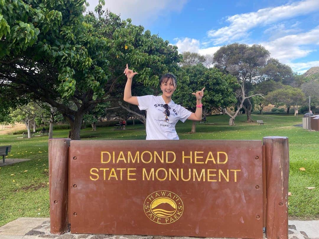 花音舞さんのインスタグラム写真 - (花音舞Instagram)「ダイヤモンドヘッド⛰️  朝5時に集合して登って来ましたーー✨ 朝活。 そして山頂からの景色は圧巻⛰️ 滝汗の中頑張りました💪  #hawaii  #ダイヤモンドヘッド  #ハイキング ？ #登山 ？ #気持ちよかった ✨ #滝汗  #朝活」7月21日 11時40分 - mai_kanon_official