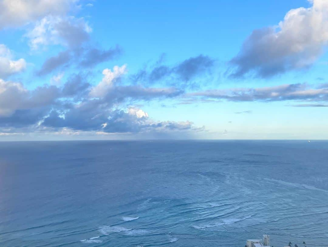 花音舞さんのインスタグラム写真 - (花音舞Instagram)「ダイヤモンドヘッド⛰️  朝5時に集合して登って来ましたーー✨ 朝活。 そして山頂からの景色は圧巻⛰️ 滝汗の中頑張りました💪  #hawaii  #ダイヤモンドヘッド  #ハイキング ？ #登山 ？ #気持ちよかった ✨ #滝汗  #朝活」7月21日 11時40分 - mai_kanon_official