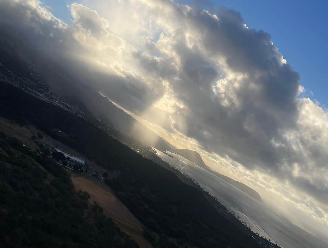 花音舞さんのインスタグラム写真 - (花音舞Instagram)「ダイヤモンドヘッド⛰️  朝5時に集合して登って来ましたーー✨ 朝活。 そして山頂からの景色は圧巻⛰️ 滝汗の中頑張りました💪  #hawaii  #ダイヤモンドヘッド  #ハイキング ？ #登山 ？ #気持ちよかった ✨ #滝汗  #朝活」7月21日 11時40分 - mai_kanon_official