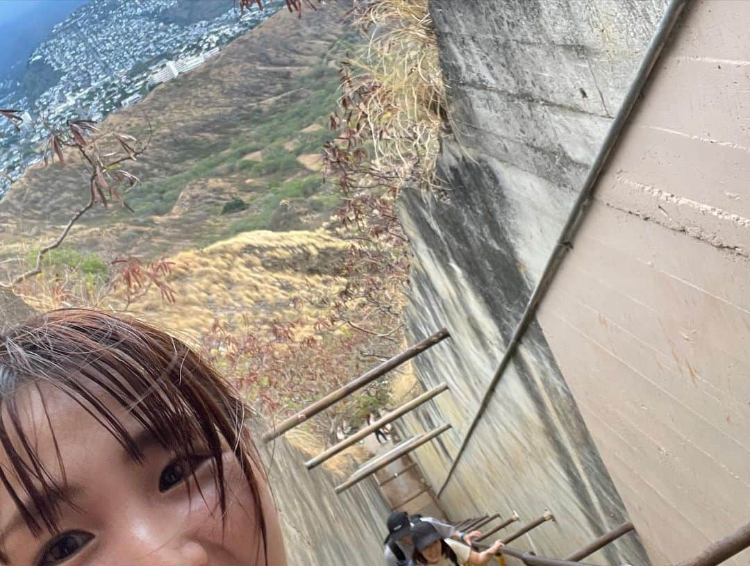 花音舞さんのインスタグラム写真 - (花音舞Instagram)「ダイヤモンドヘッド⛰️  朝5時に集合して登って来ましたーー✨ 朝活。 そして山頂からの景色は圧巻⛰️ 滝汗の中頑張りました💪  #hawaii  #ダイヤモンドヘッド  #ハイキング ？ #登山 ？ #気持ちよかった ✨ #滝汗  #朝活」7月21日 11時40分 - mai_kanon_official