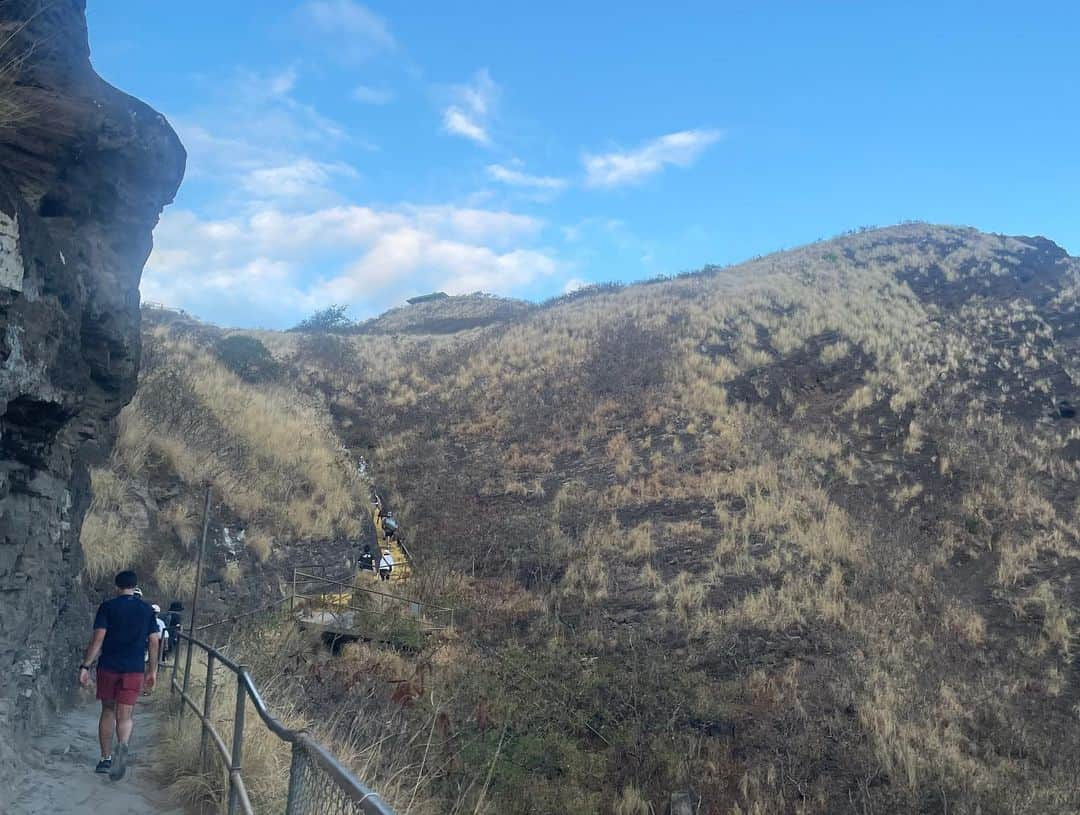 花音舞さんのインスタグラム写真 - (花音舞Instagram)「ダイヤモンドヘッド⛰️  朝5時に集合して登って来ましたーー✨ 朝活。 そして山頂からの景色は圧巻⛰️ 滝汗の中頑張りました💪  #hawaii  #ダイヤモンドヘッド  #ハイキング ？ #登山 ？ #気持ちよかった ✨ #滝汗  #朝活」7月21日 11時40分 - mai_kanon_official