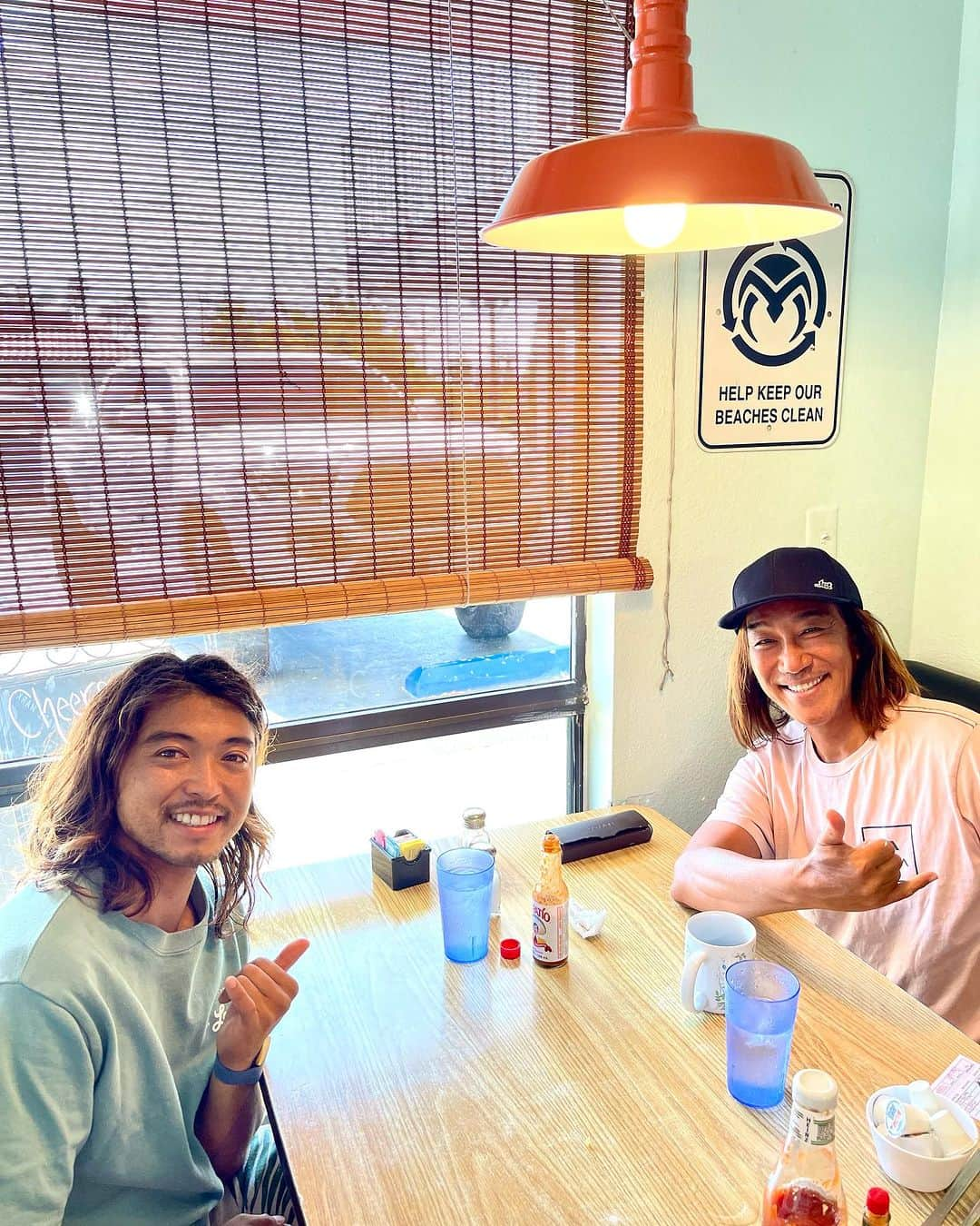 北紺守彦さんのインスタグラム写真 - (北紺守彦Instagram)「今日は 🏄kei  kobayashiとBreakfast🍳をしました @SC cafe  彼は礼儀正しくて好青年ですね❗️  サーフィン🏄‍♀️はトッププロ 先日の中米🇳🇮ニカラグアでの動画は凄かった(◎_◎;) スーパーチュービーな波🌊 圧巻です❗️  あんな波 日本人が乗れるんだね！(◎_◎;) 僕がサーフィンを覚えた頃は ハワイアンが🌊🌊ノースショアーの大波に乗る… そんな時代でしたが  先日 ウェイクサーフィンの国際大会で優勝した 🏅中山健太や  keiも日本人🇯🇵 国際的に活躍する人が増えてますね❗️  🌍世界に出るって 可能性が広がりますね  Breakfast 楽しい時間でした😃  @kei_kobayashi  #中米  #🇳🇮  #ニカラグア  #surfer  #pro」7月21日 11時47分 - morihiko.kitakon