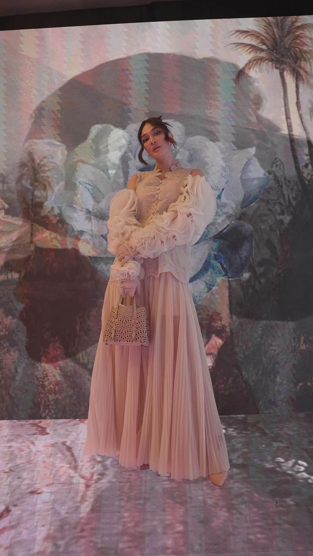ルナ・マヤのインスタグラム：「what an incredible evening filled🤍  Make Up: @rhay_david  Hair Do: @ranggayusuf Stylist: @_gilygily Outfit: @totonthelabel  Bag: @authenticlux.update   #Toton2024」