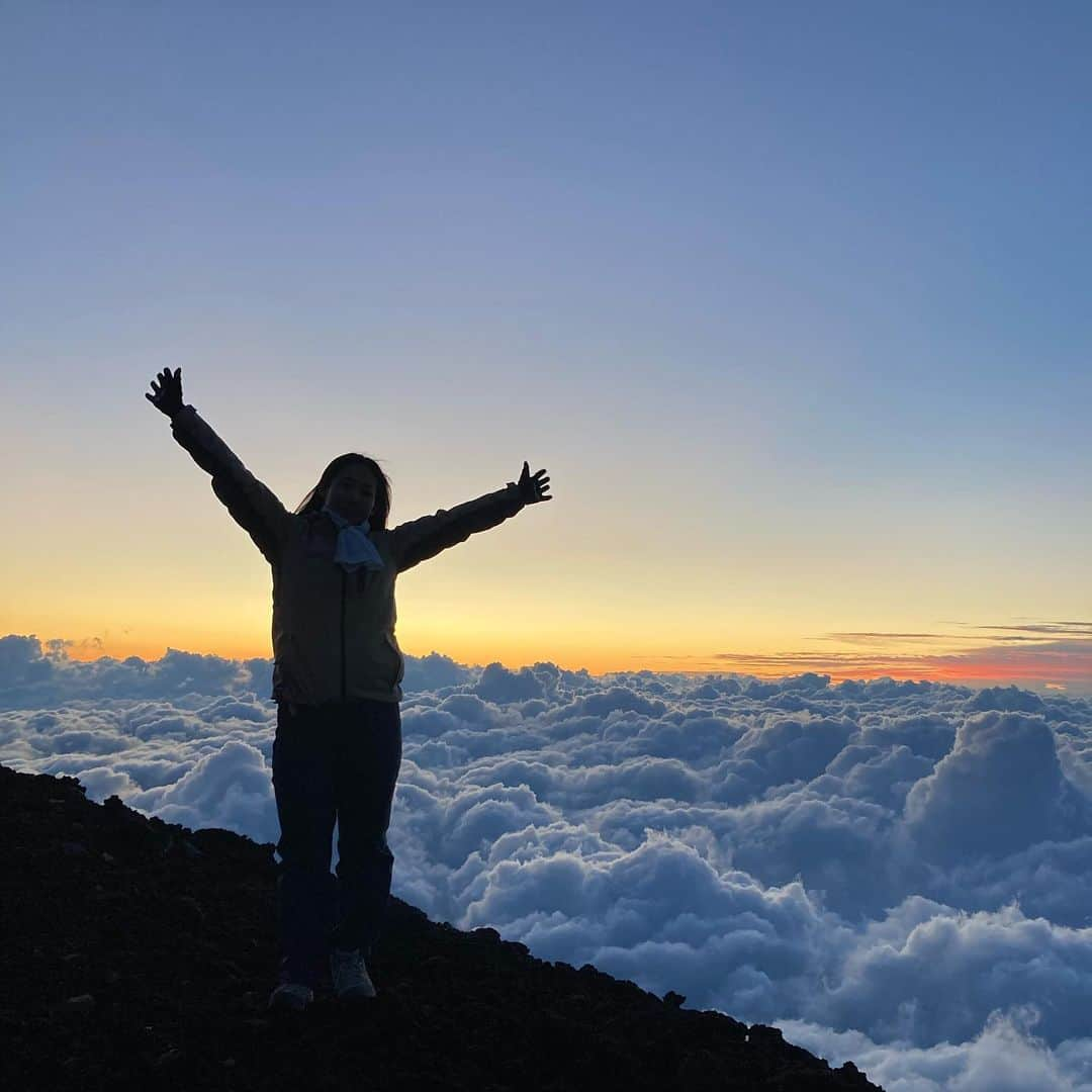 鈴木奈央のインスタグラム：「. . 富士登山トレーニング🗻 . 人生で一度は登ってみたいと ずっと思っていて、やっと叶いました。 . 天気に恵まれ、御来光も見れて とても良い経験になりました！ 雲海がとても綺麗で感動☁️ . 普段使っていない筋肉が絶賛筋肉痛です❤️‍🔥 . . #富士登山 #富士宮口 #3776m #日本最高峰 #剣ヶ峰  #ご来光 #ご朱印帳デビュー  #下山が1番きつい #筋肉痛」