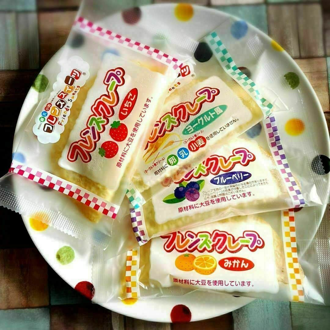 おうちごはん編集部さんのインスタグラム写真 - (おうちごはん編集部Instagram)「【もう一度食べたい！昔懐かしい #給食デザート 8選】  学校生活🏫で楽しい時間の1つといえば「給食」の時間🍽️  なかでも、たまに登場するデザートが好きだった！という方も多いのでは？  そこで今回は、昔懐かしい給食デザートに注目！　  今回ピックアップしたのは、東北地方の人気給食デザート「#フレンズクレープ」をはじめ、九州エリアの学校給食の定番「#ムース」や、神戸っ子なら誰もが知っている「#とくれんゼリー」などなど。  あなたの知っている給食デザートはありますか？  おうちごはんの記事では、それぞれの給食デザートについて詳しく紹介しているので、合わせてチェックしてみてくださいね👀✨ https://ouchi-gohan.jp/3844/ ------------------  ⭐️フレンズクレープ photo by @a.style46room  ⭐️ムース photo by @hmermaid105  ⭐️お米のムースとお米のタルト photo by agr_kcal  ⭐️とくれんゼリー（プデナーオレンジ80） photo by @kobeniram  ⭐️はちみつレモンゼリー photo by @a.tsukiumi  ⭐️りんごシャーベット photo by @sakaeshinohara  ⭐️ミックスフルーツヨーグルト photo by @a_a.i_i.3  ⭐️カエデの実 photo by @koharucooking  ------------------  ◆ #おうちごはんLover を付けて投稿するとおうちごはんの記事やこのアカウント、おうちごはん発信のトレンドリリースなどでご紹介させていただくことがございます。スタッフが毎日楽しくチェックしています♪  ［staff : コノ］ ------------------  #おうちごはんLover #おうちごはんラバー #ouchigohanlover #ouchigohan #おうちごはん #おうちカフェ #デリスタグラマー #lin_stagrammer #foodporn #foodphoto #foodstyling #給食 #給食デザート #デザート #dessert #スイーツ #sweets #ひんやりスイーツ #お取り寄せ #お取り寄せスイーツ #手作りスイーツ #手作りお菓子 #おうち時間 #暮らしを楽しむ」7月21日 12時01分 - ouchigohan.jp