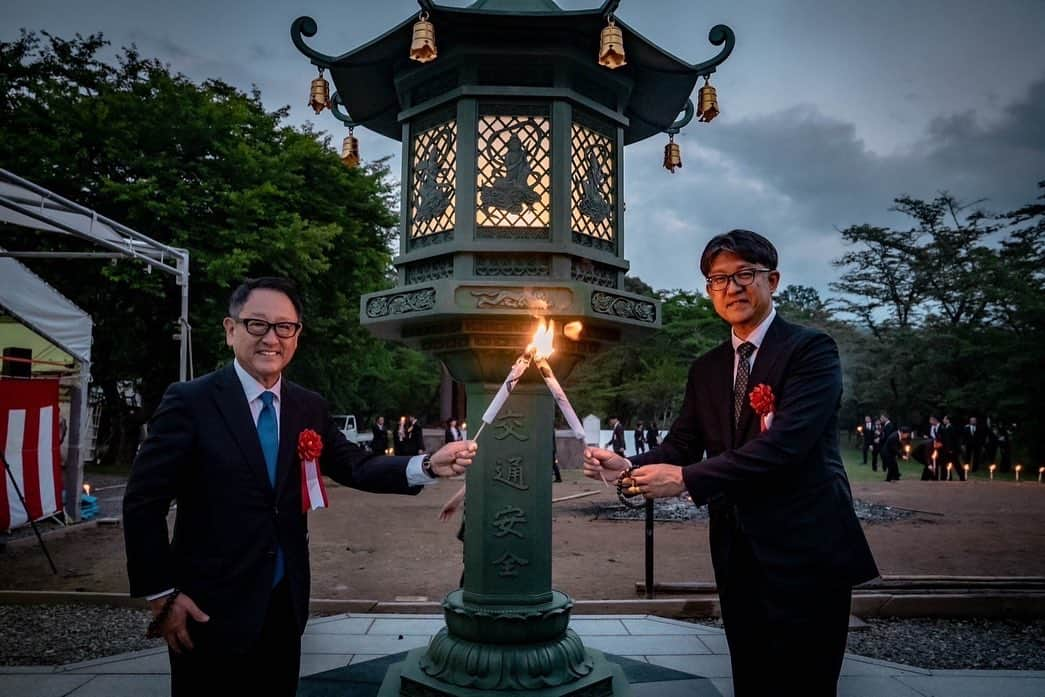 豊田章男さんのインスタグラム写真 - (豊田章男Instagram)「. 毎年この時期に、欠かさず訪れる場所があります。長野県茅野市にある蓼科山聖光寺です。  今から53年前、交通事故が社会問題化し、「交通戦争」と言われていた時代に、事故で悲しい思いをされる方がいなくなることを願って建てられたお寺です。  以来、毎年7月18日の夏季大祭には、トヨタ、全国の販売店、グループや仕入先の代表者が集まり、祈りを捧げてきました。  2019年には、大祭にあわせて「タテシナ会議」を立ち上げ、他の自動車メーカーや自動車産業550万人を代表する業界団体の皆さんと、「安全」を最優先に考えて話し合う場もできました。  ピークの1970年に1万6,765人に上った交通事故死者の数は、現在、2,610人にまで減っています。しかし、私たちの目標である「交通事故死0」には、まだほど遠い状況です。  この世界から悲しい事故がなくなりますように。これからも、同じ願いを持つ人たちが会社の垣根なく集い、心ひとつに、安全なクルマ社会の実現に向き合っていきたいと思います。  There is a place I always visit every year around this time. That is Mt. Tateshina Shoko-ji temple in Chino, Nagano Prefecture.   This temple was built 53 years ago, at a time when automobile accidents were becoming a serious social issue and people talked about a “traffic war,” on behalf of those who had suffered because of traffic accidents.   Ever since, representatives from Toyota, nationwide dealers, group companies, and suppliers gather here to offer prayers on July 18, the day of its summer Taisai, or great festival.   We began the Tateshina Meeting in 2019 alongside the Taisai as a venue where representatives from other car manufacturers and industry organizations representing the 5.5 million members of the automotive industry can gather and share ideas, with safety as our top priority.   16,765 people lost their lives in traffic accidents in 1970, when casualties were at their highest. Now, that number has fallen to 2,610. But there is still far to go to reach our goal of zero traffic accident casualties.   We pray that these tragic accidents will vanish from this world. And we will continue to gather colleagues who share that prayer regardless of company boundaries, unite with them, and work to create a safe automotive society.  #夏季大祭 #タテシナ会議 #蓼科山聖光寺 #交通安全祈願 #syokoji」7月21日 12時01分 - akiotoyoda_official