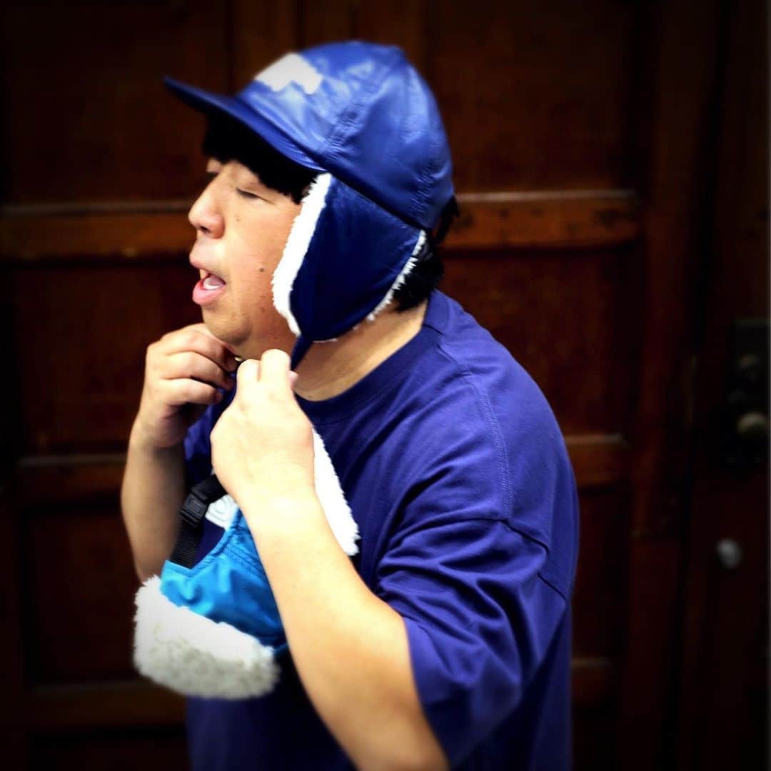 のインスタグラム：「. 【着用アイテム】  日村 ・ボアCAP　color：NVY　 size : F （アジャスター調整可） ・T-シャツ　BANANAMAN TEE　color:NVY　size：L  #bananaman #bananamangoods  #bananamanlive #バナナマン #バナナマンライブ #bananamanliveO #バナナマングッズ」