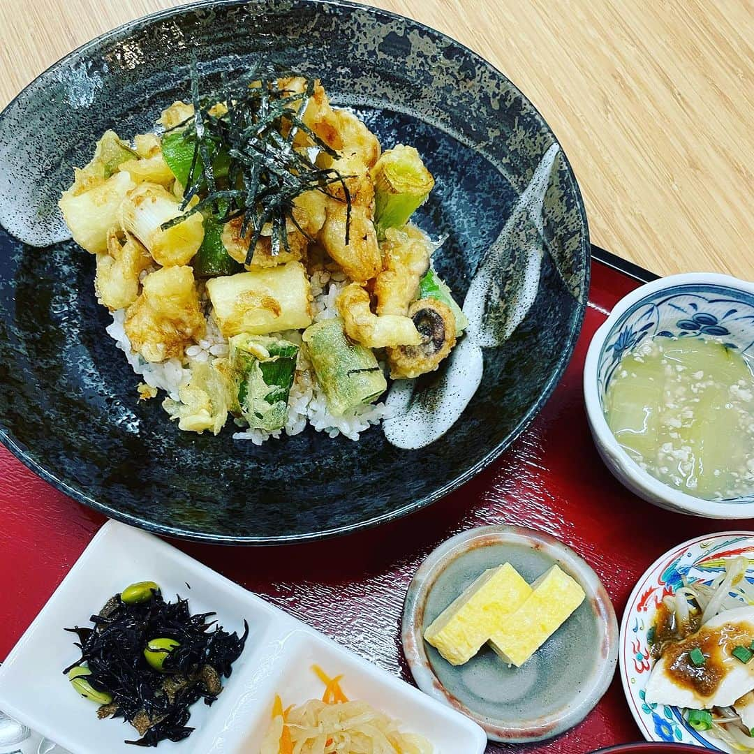 バルセンナリ食堂のインスタグラム：「【ゲソねぎ天丼 定食】 おはようございます☀️ 本日もお天気に恵まれ、晴れ間が見えそうですね(*^^*) くれぐれも熱中症にお気をつけください🚰  本日は 〖ゲソねぎ天丼 定食〗のご紹介です。  イカ下足と長ネギのぶつ切りのコロコロ天ぷらがご飯の上にどっさり🦑  天丼ツユとの相性抜群✨️  ご飯が進みます🍚  ぜひ一度ご賞味ください♡   #せんなり食堂   #金沢の定食屋さん   #金沢のお弁当屋さん   #ゲソねぎ天丼   #カツ丼もあるよ   #定食屋さんのしょうが焼き   #刺身付き日替わり定食   #焼き魚定食🐟   #お弁当はお持ち帰りです」